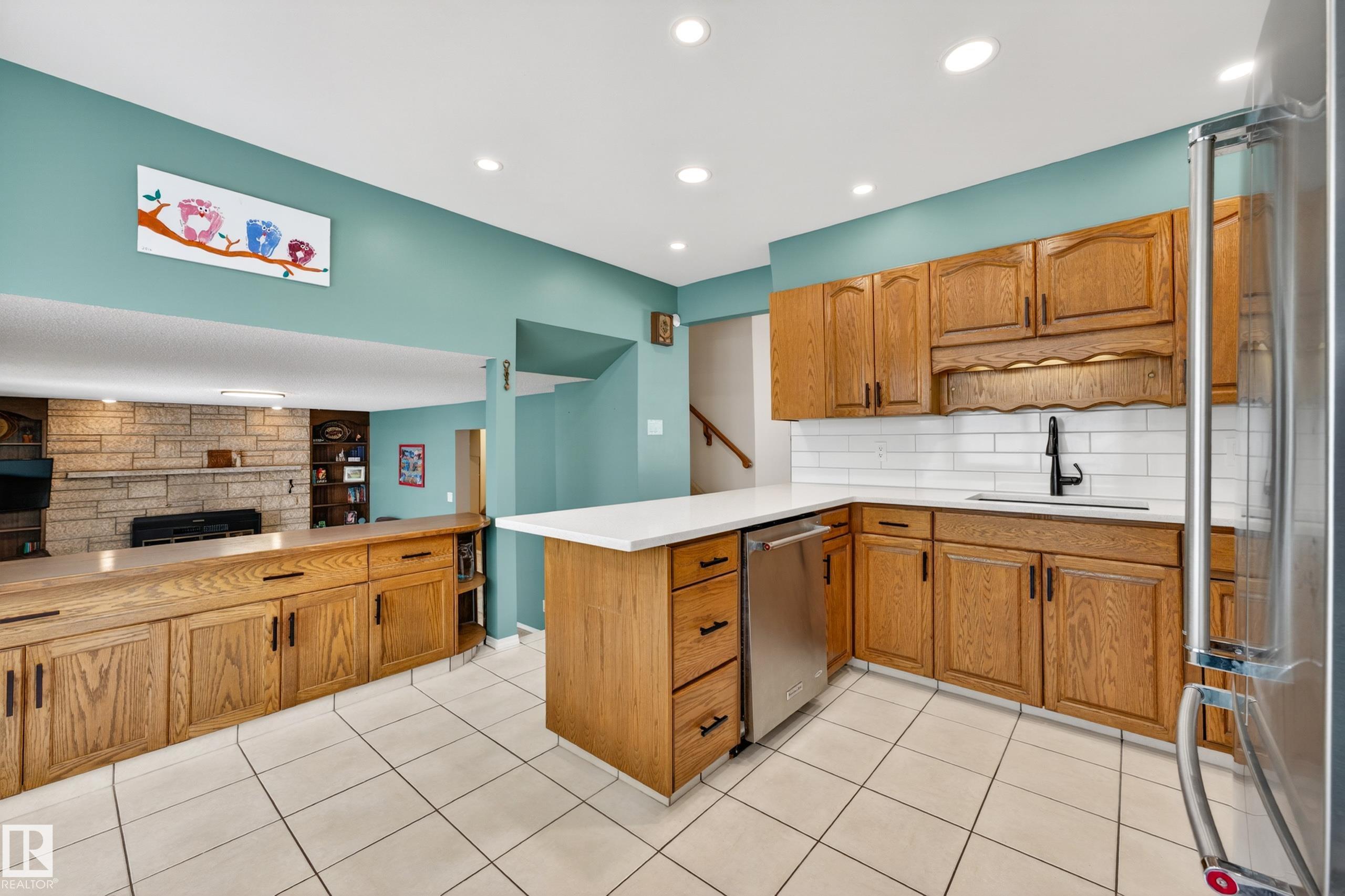 Photo 10 at 3010 105a Street NW, Steinhauer, Edmonton