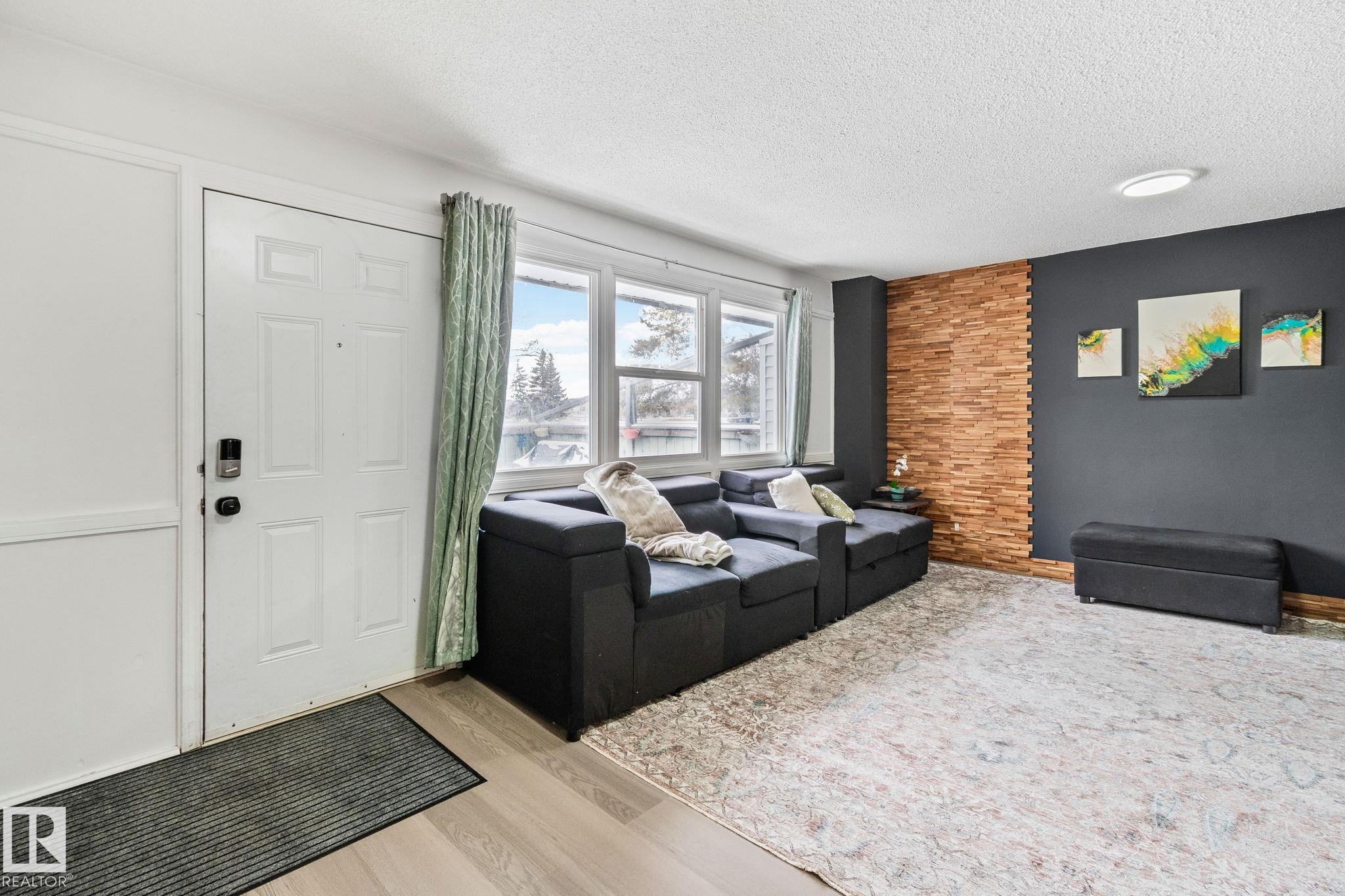 209 Village On The Green green NW, York, Edmonton