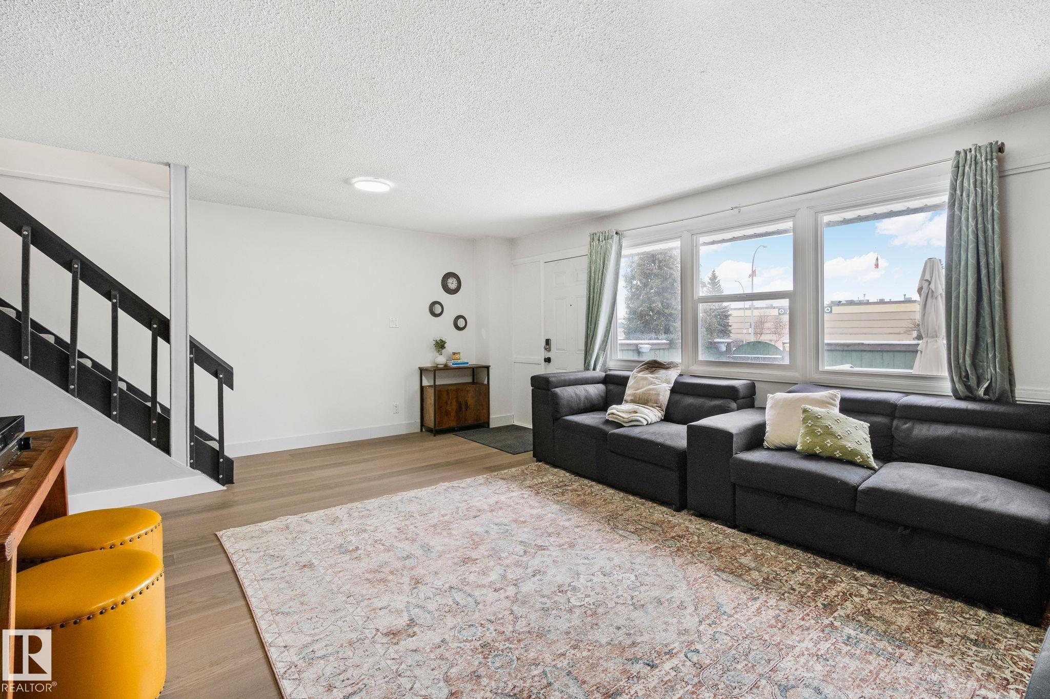 209 Village On The Green green NW, York, Edmonton