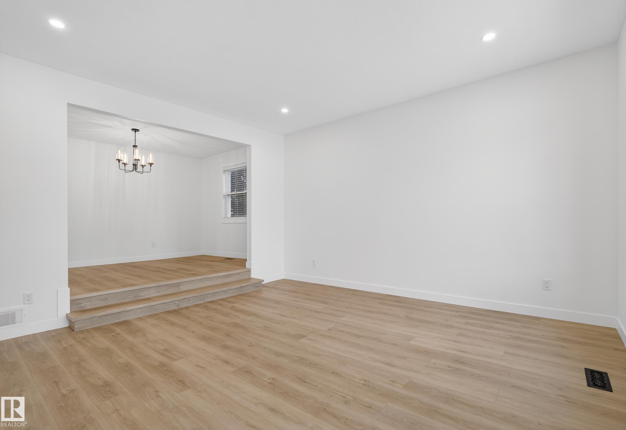 Photo 7 at 712 Knottwood Road NW, Satoo, Edmonton