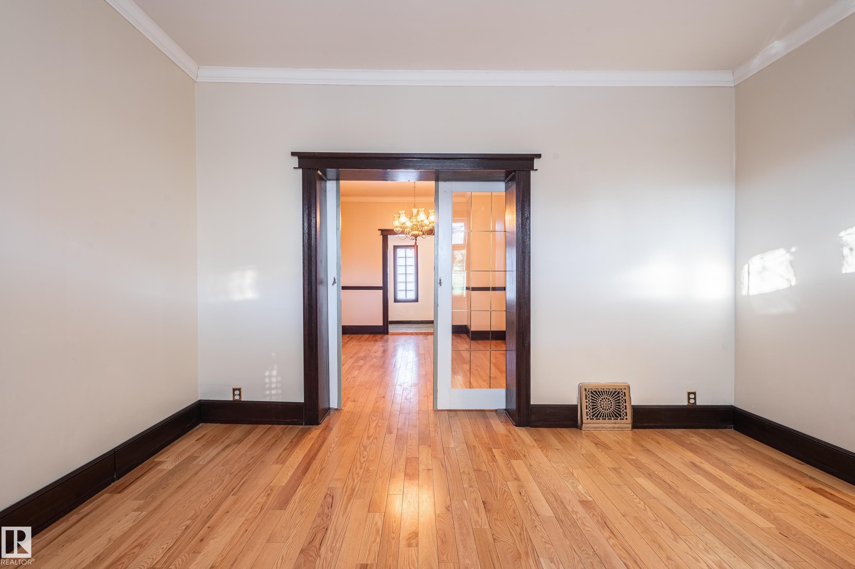 Photo 11 at 10918 81 Avenue NW, Garneau, Edmonton