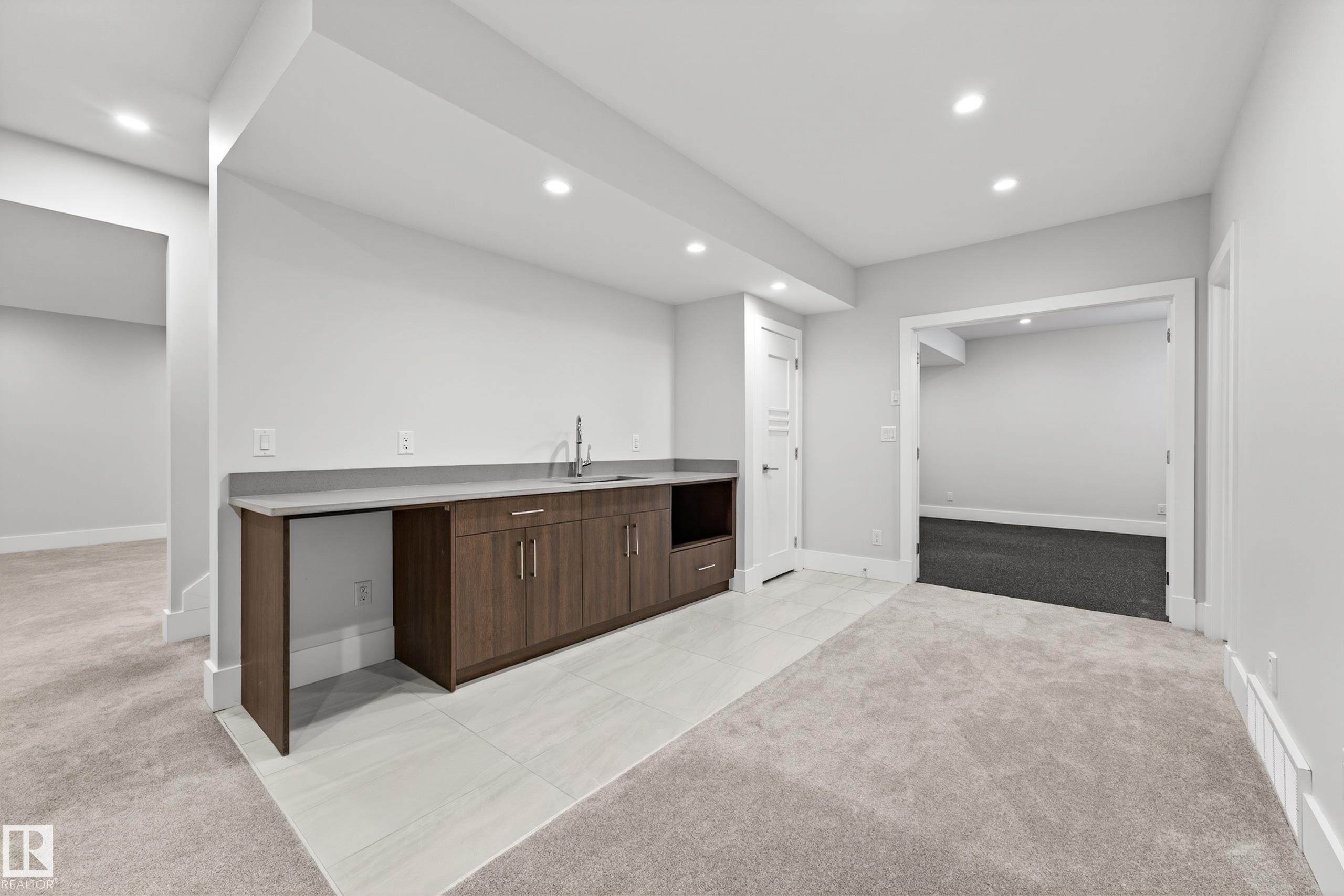 https://zimg.paragon.ice.com/ParagonImages/Property/PM/RAE/225396011/48/0/0/9aa3484dbd0c865616e86055e8165d63/1/0477250f9673111bf6e0354a56746f8f/225396011-b370f91b-e2e1-4529-9d93-107717f08c9c.JPG