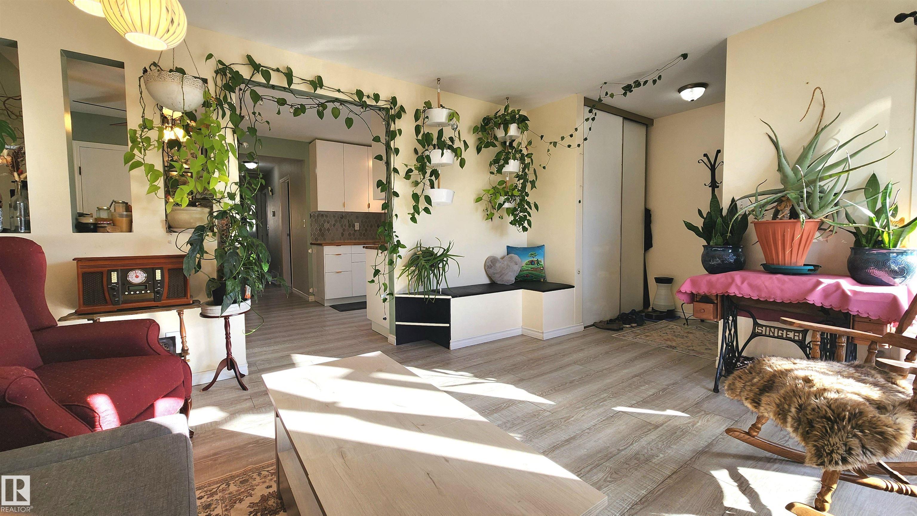 3531 46 Street NW, Minchau, Edmonton