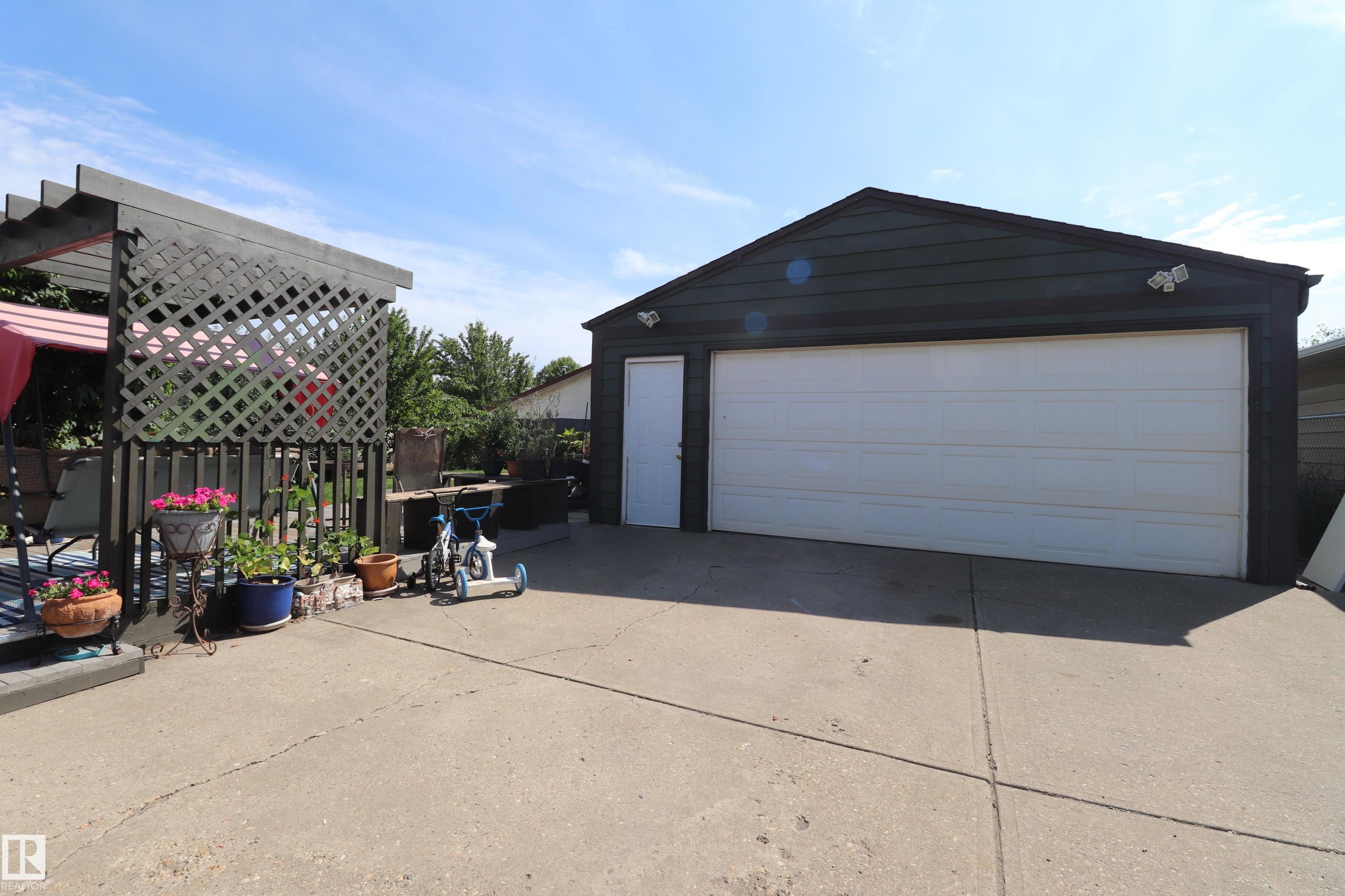 Photo 16 at 4123 136 Avenue NW, Sifton Park, Edmonton
