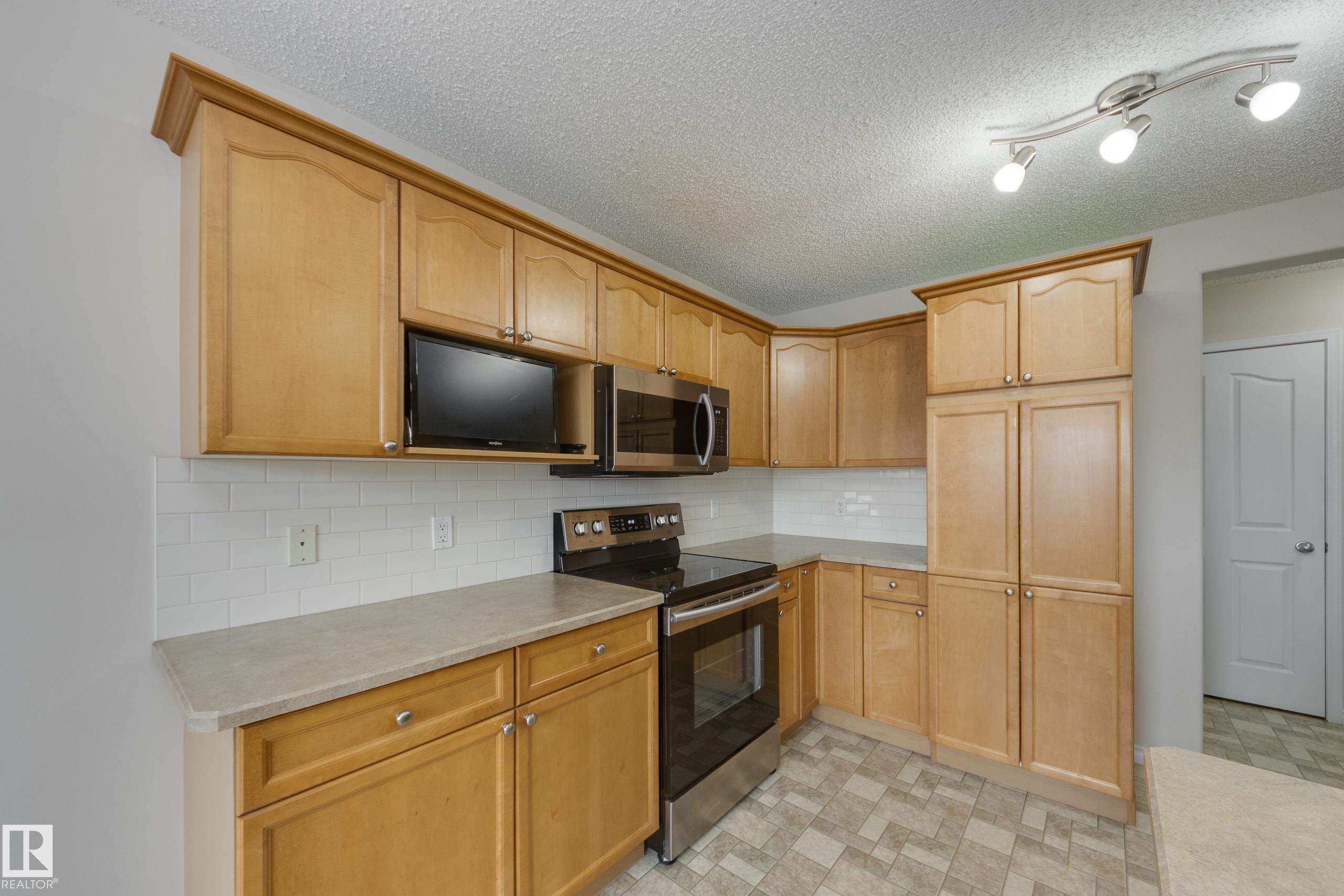 Photo 12 at 16522 56 Street NW, Hollick-Kenyon, Edmonton