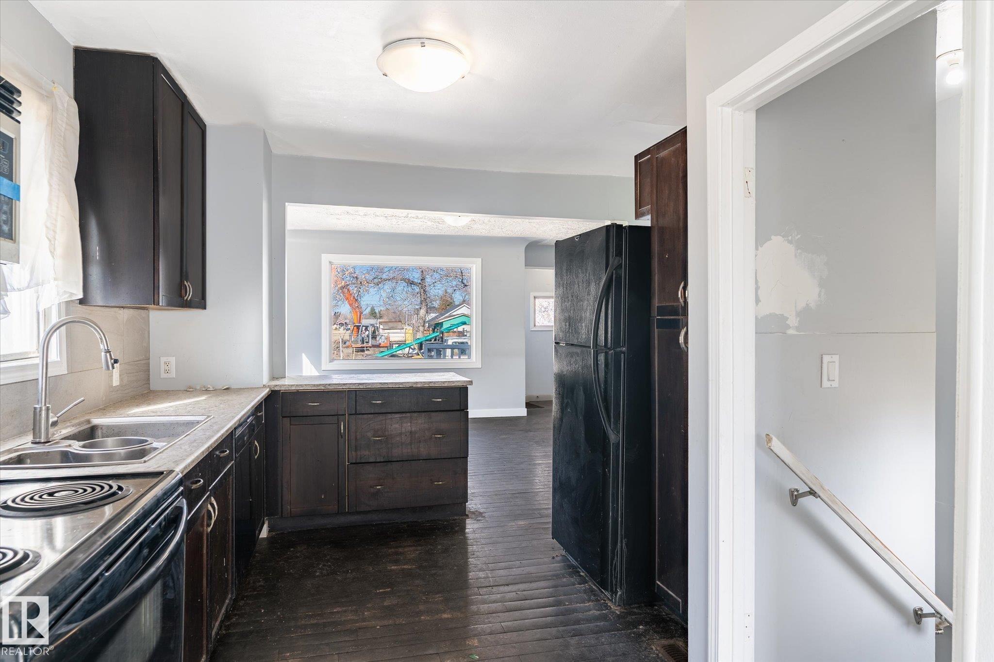 Photo 9 at 10439 159 Street NW, Britannia Youngstown, Edmonton