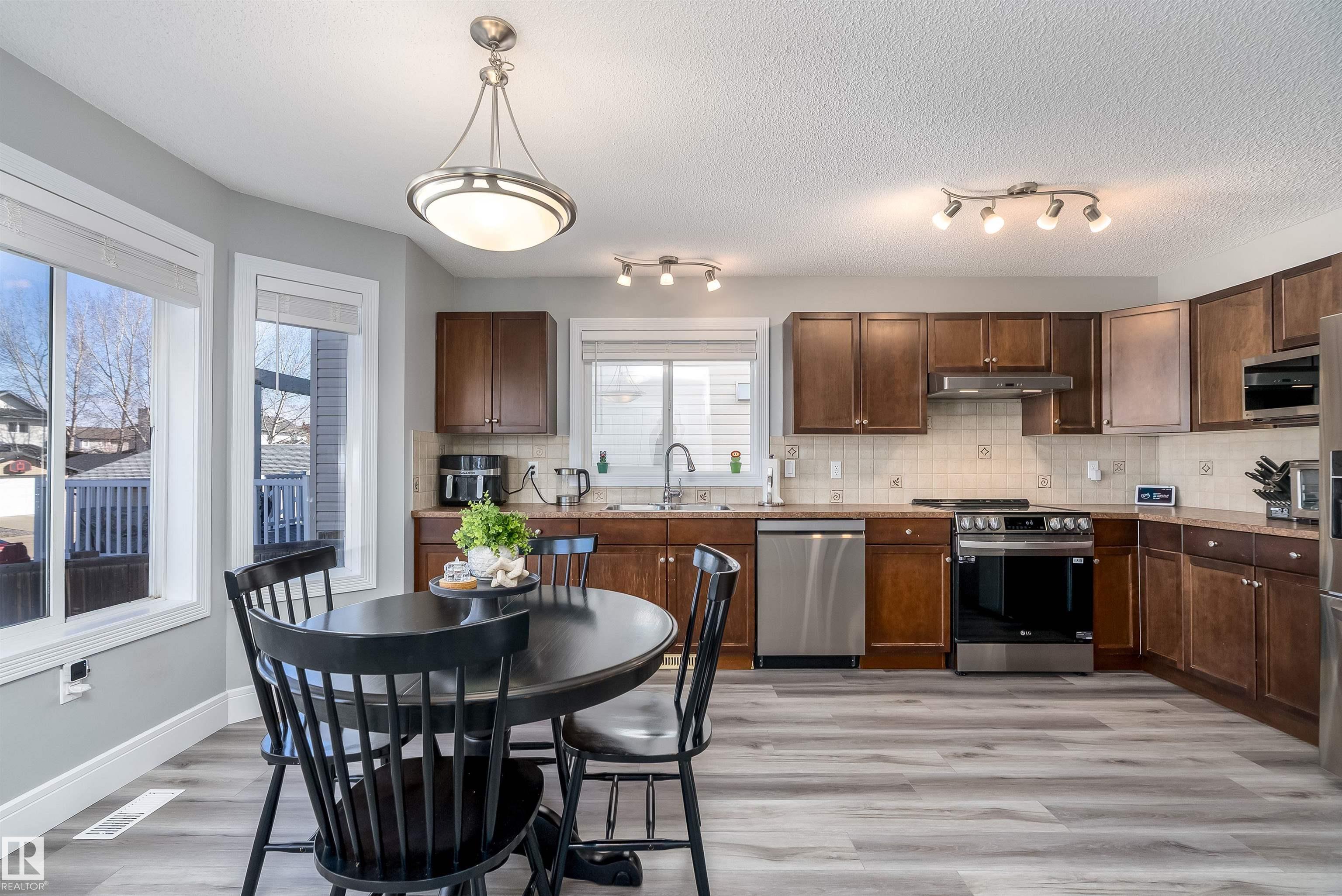 Photo 8 at 85 Sunrose Lane, Suntree, Leduc