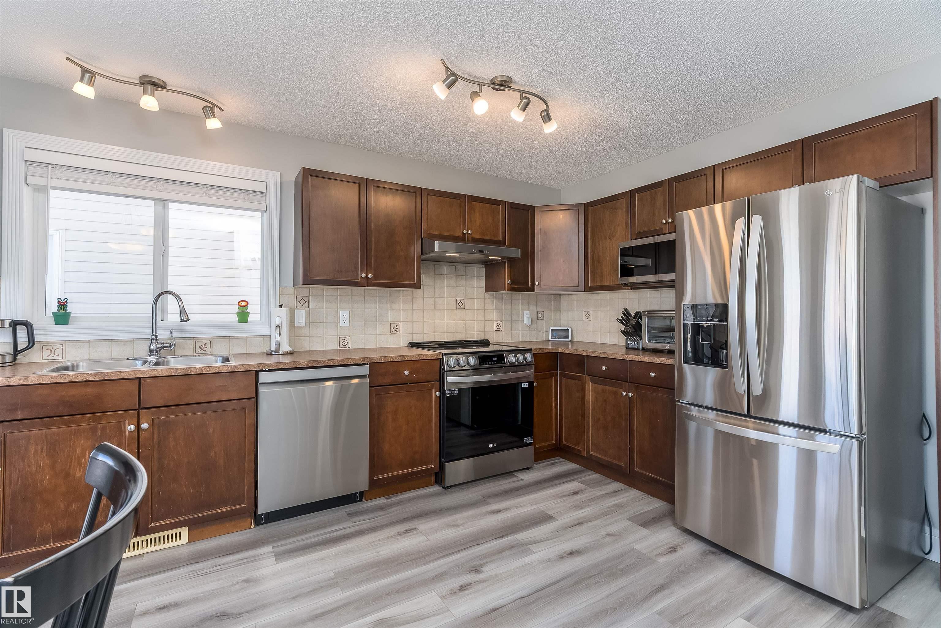 Photo 9 at 85 Sunrose Lane, Suntree, Leduc