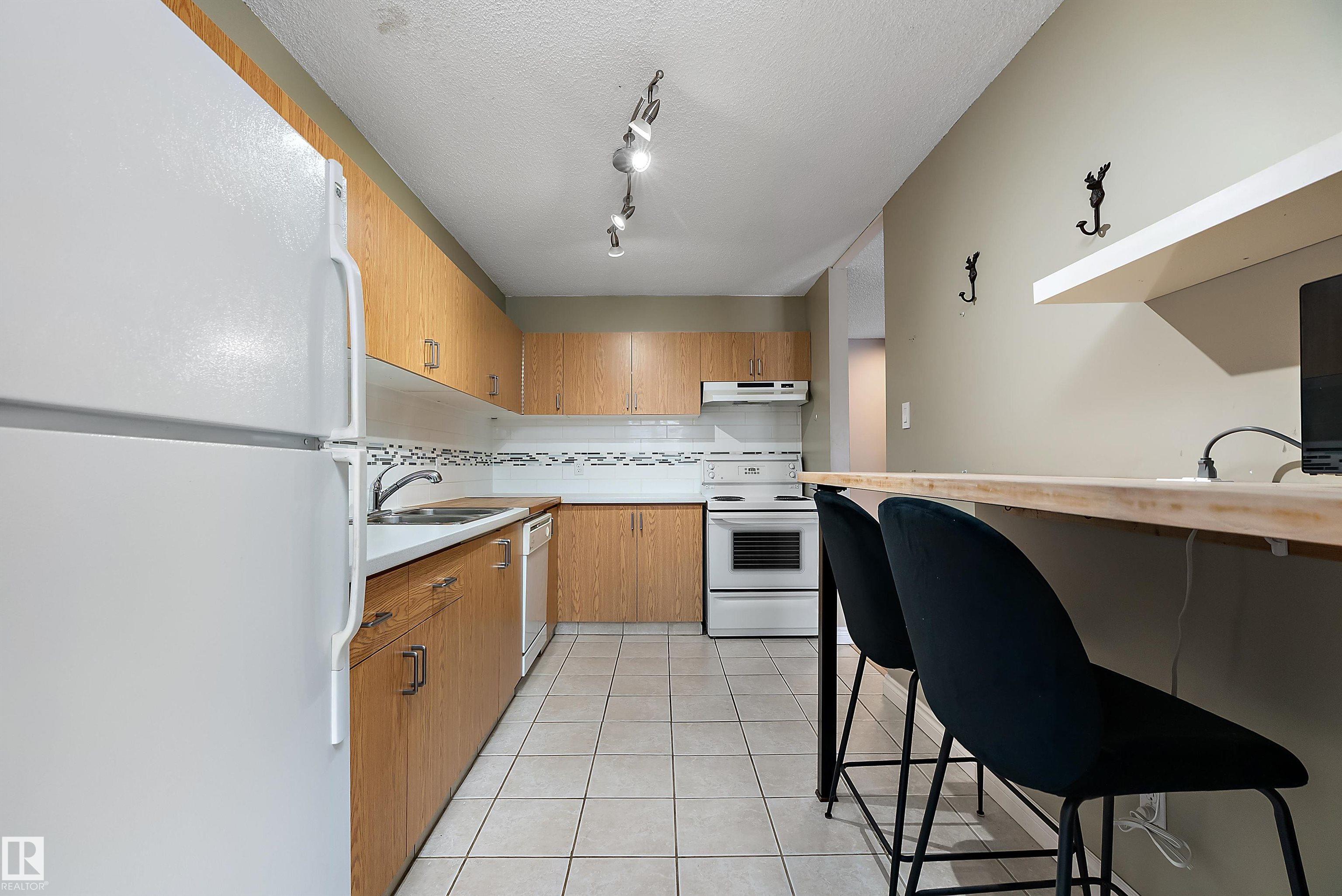 Photo 12 at 206 - 9929 113 Street NW, Wîhkwêntôwin, Edmonton