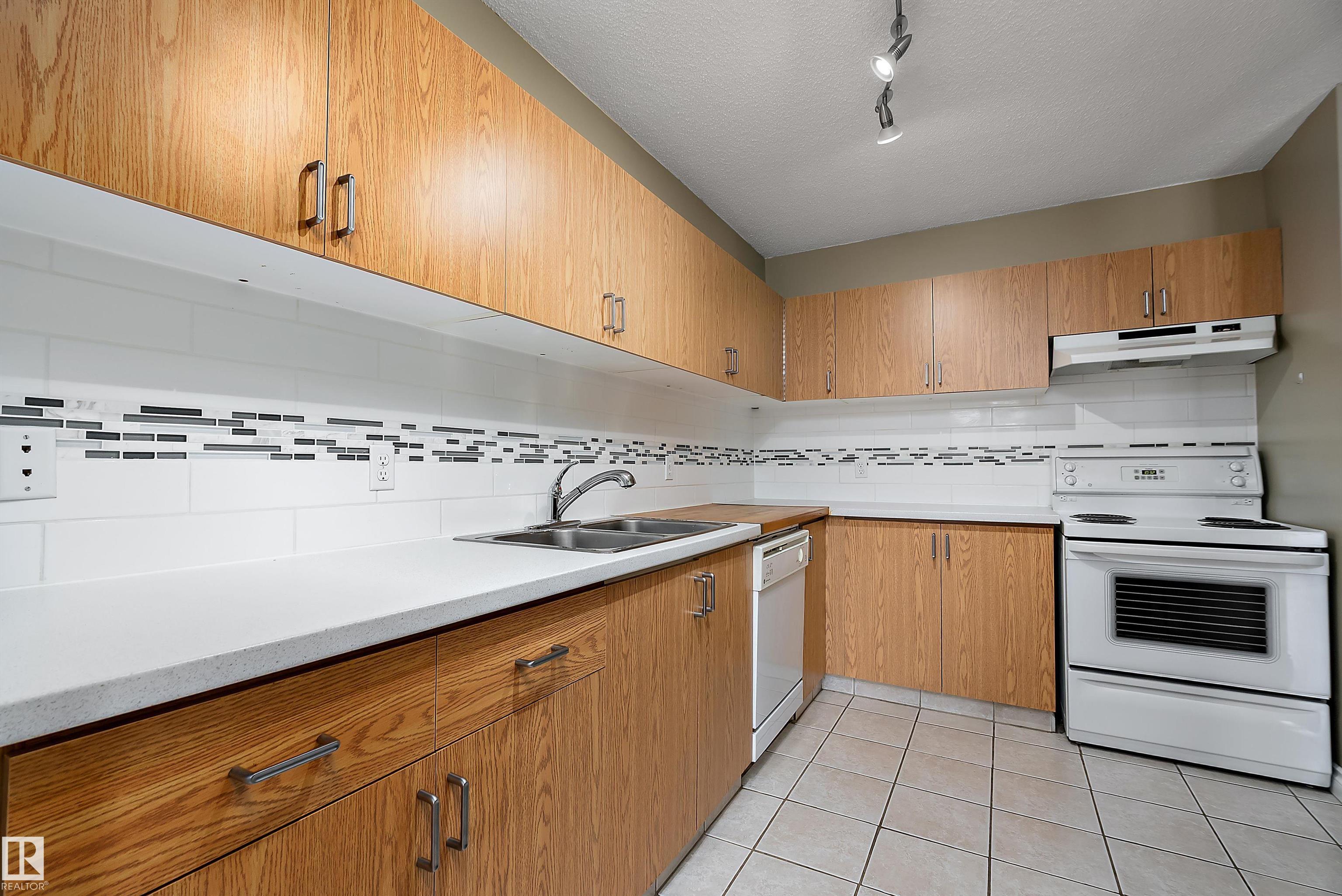 Photo 13 at 206 - 9929 113 Street NW, Wîhkwêntôwin, Edmonton