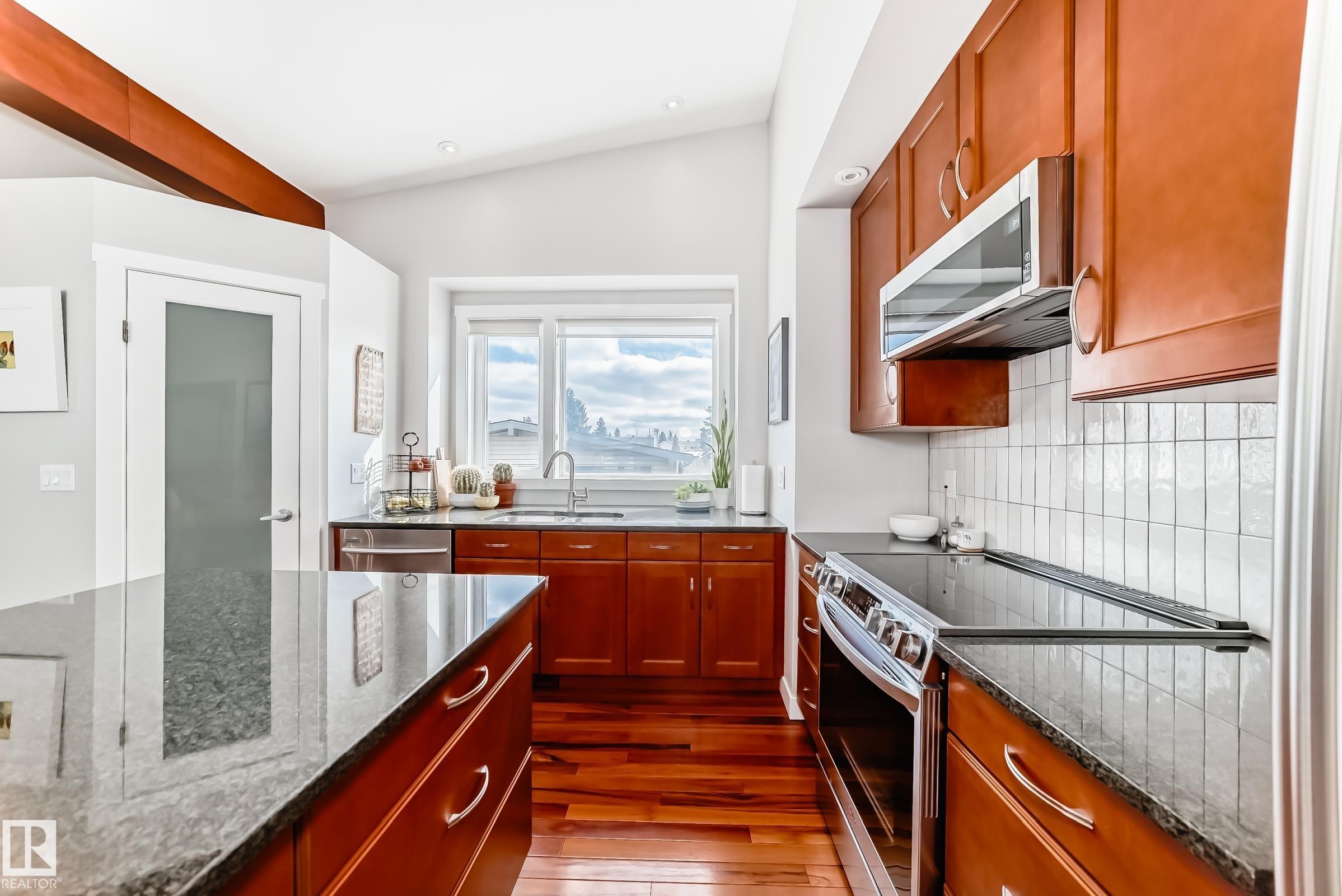 Photo 13 at 10811 43 Avenue NW, Rideau Park, Edmonton