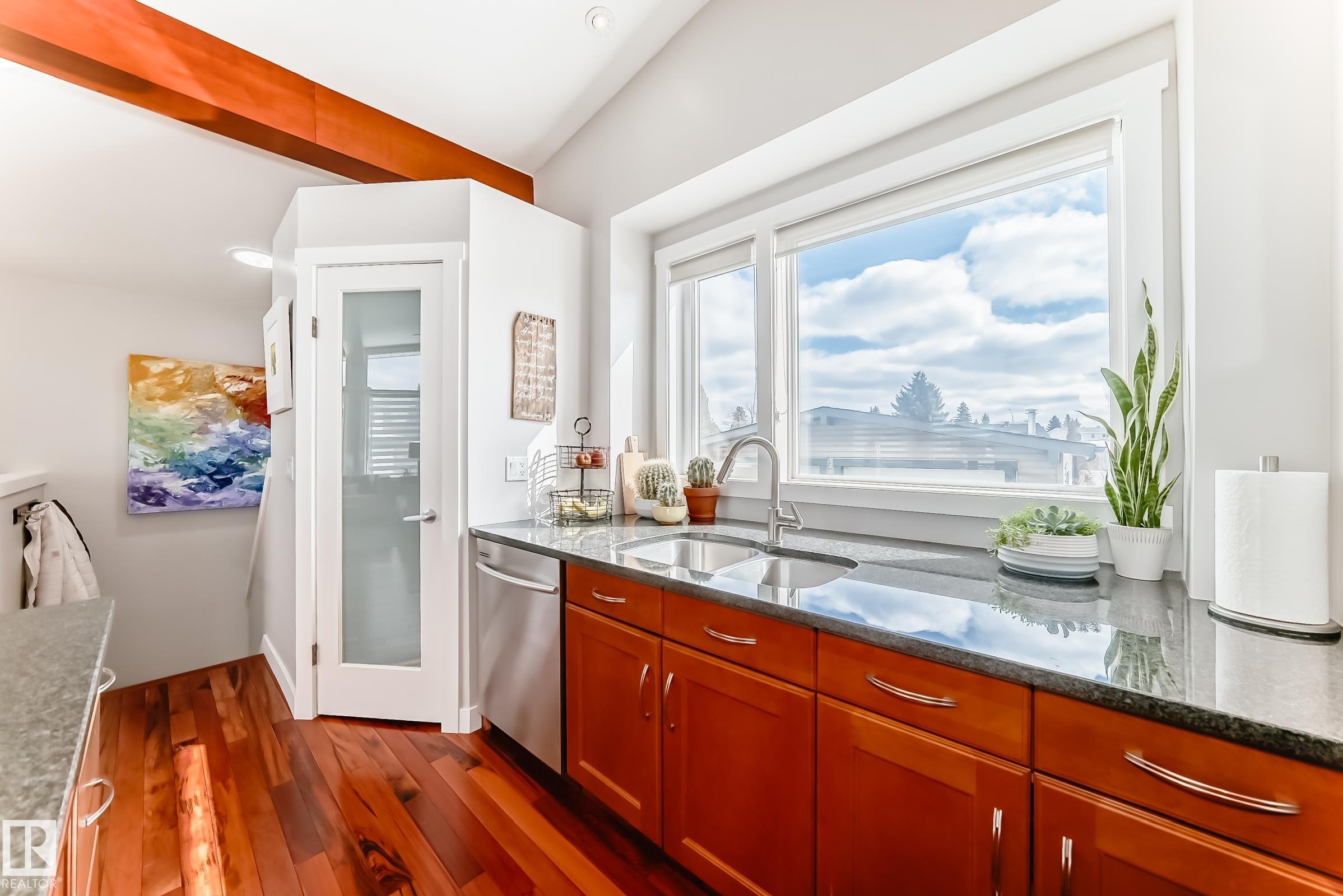 Photo 15 at 10811 43 Avenue NW, Rideau Park, Edmonton