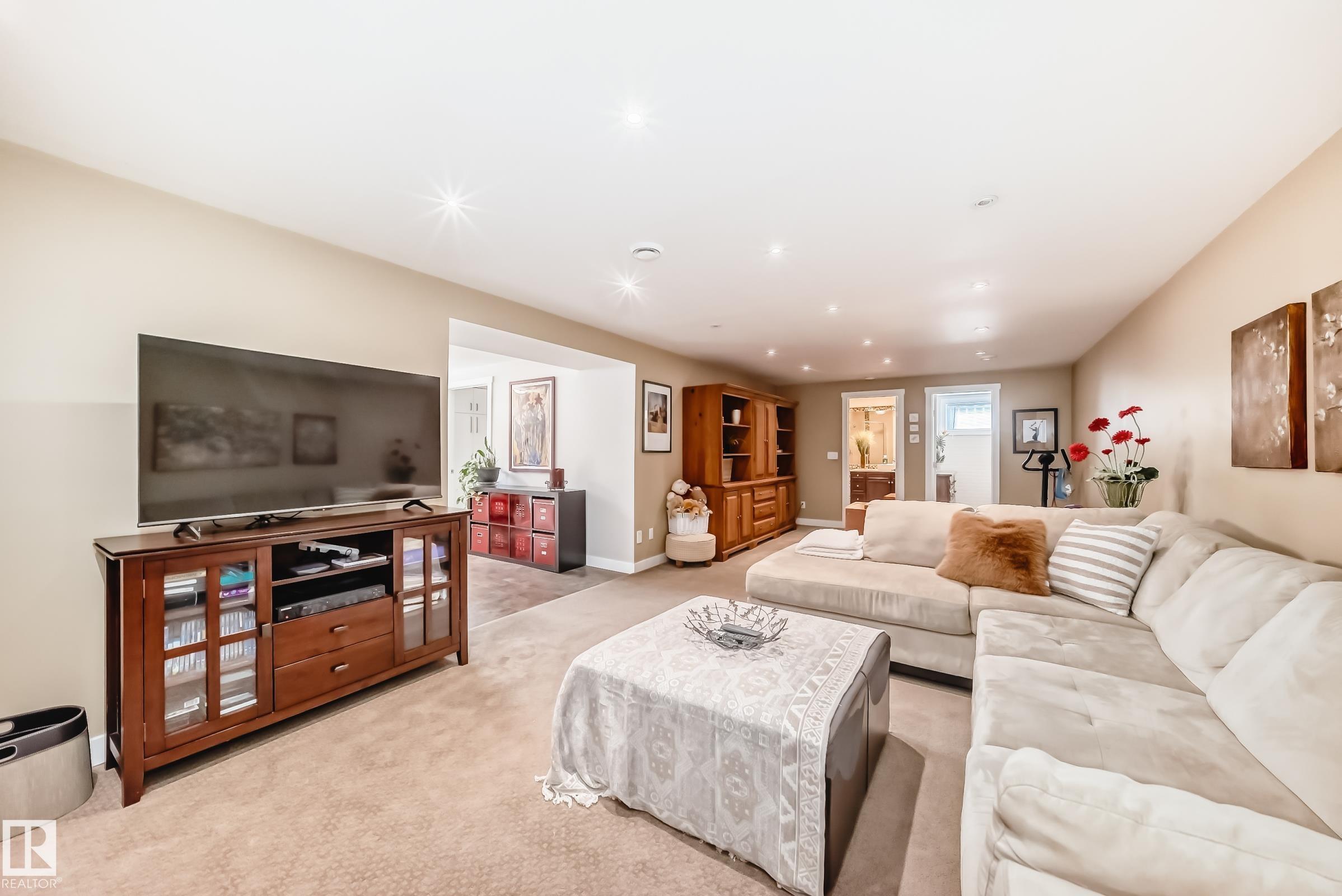 Photo 31 at 10811 43 Avenue NW, Rideau Park, Edmonton