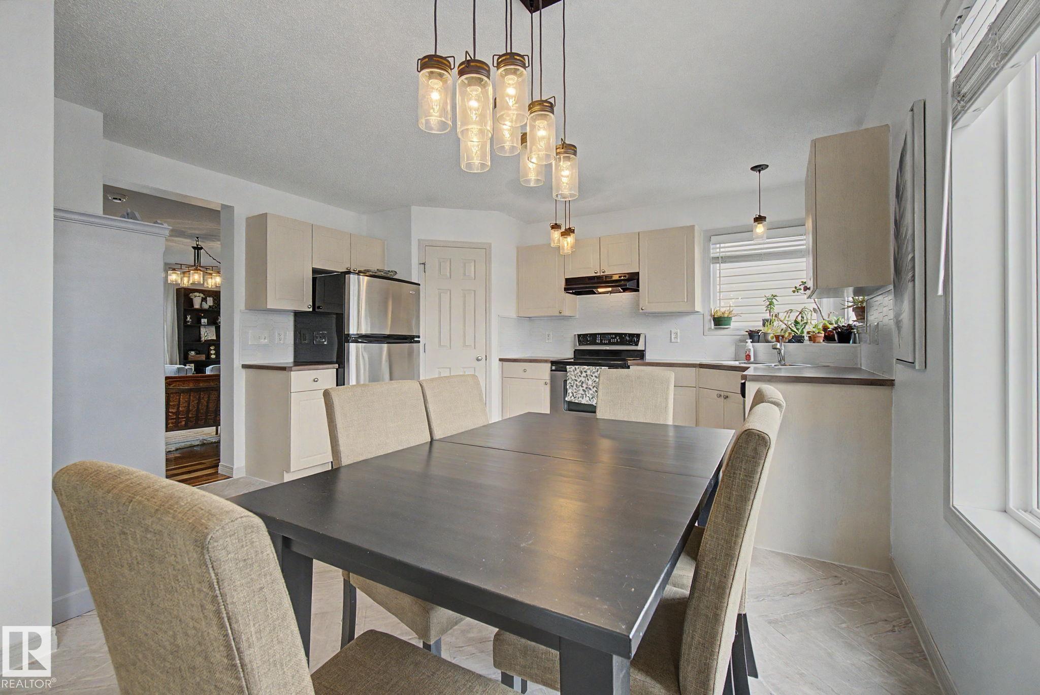 Photo 11 at 9111 213 Street NW, Suder Greens, Edmonton