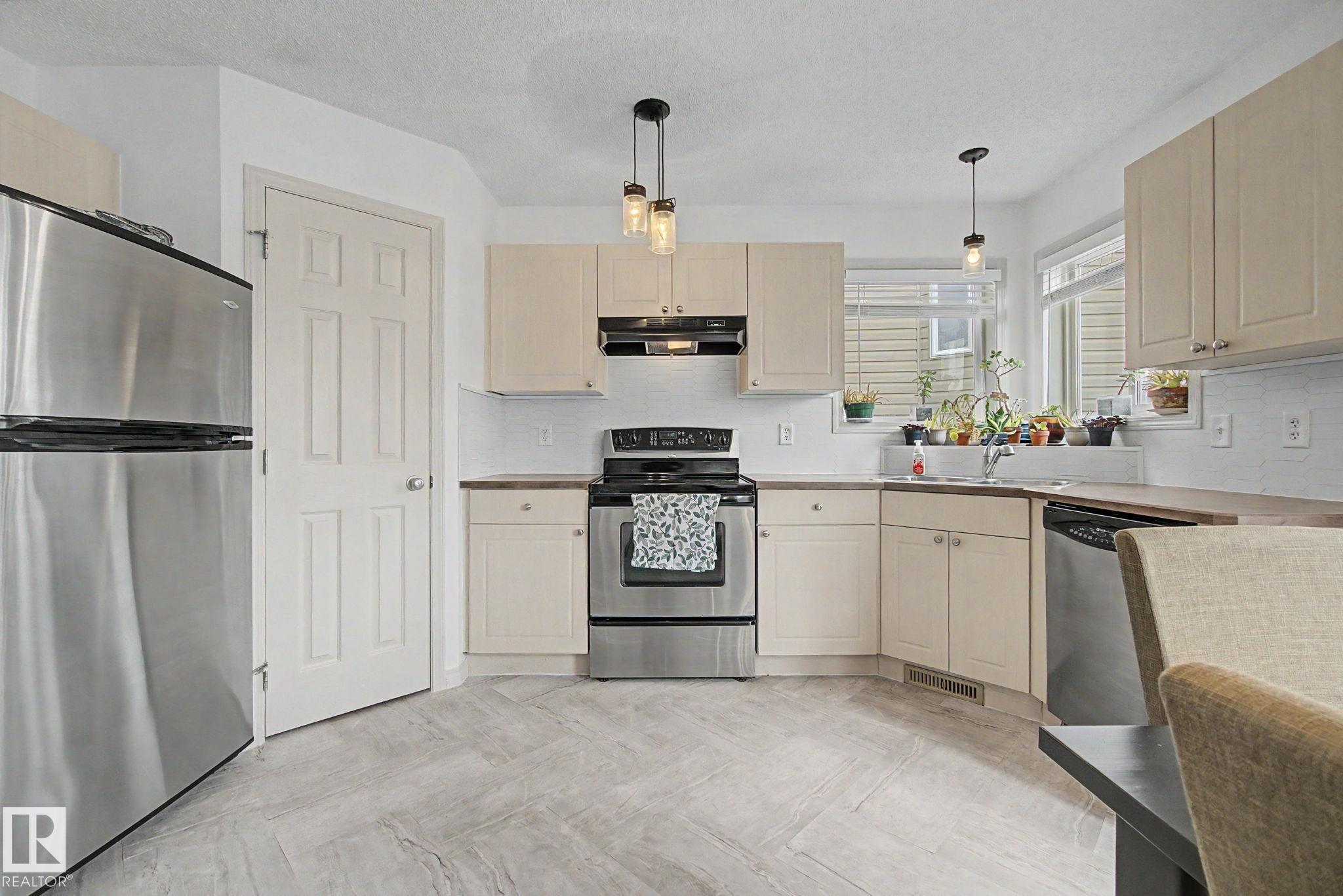 Photo 12 at 9111 213 Street NW, Suder Greens, Edmonton