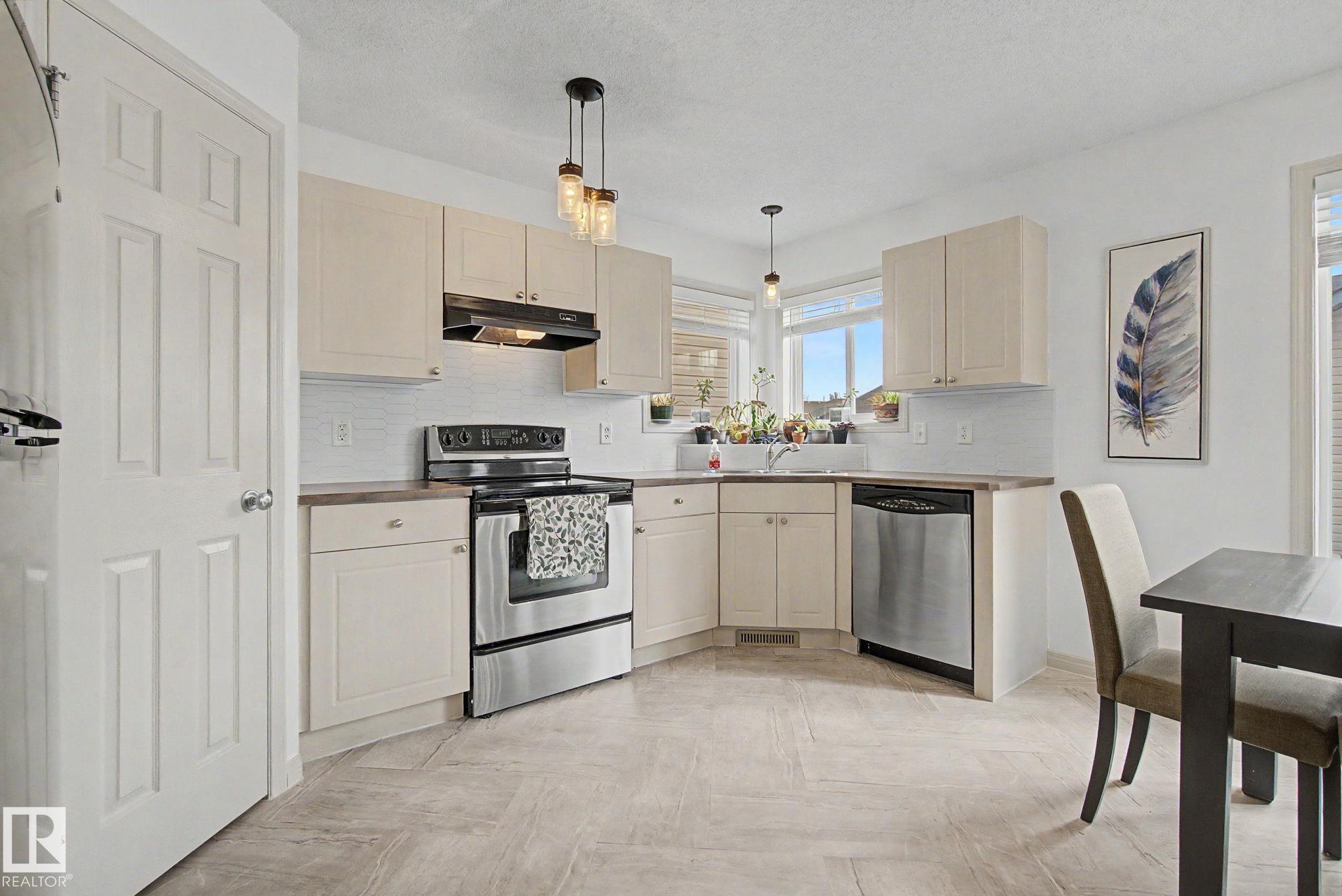 Photo 13 at 9111 213 Street NW, Suder Greens, Edmonton