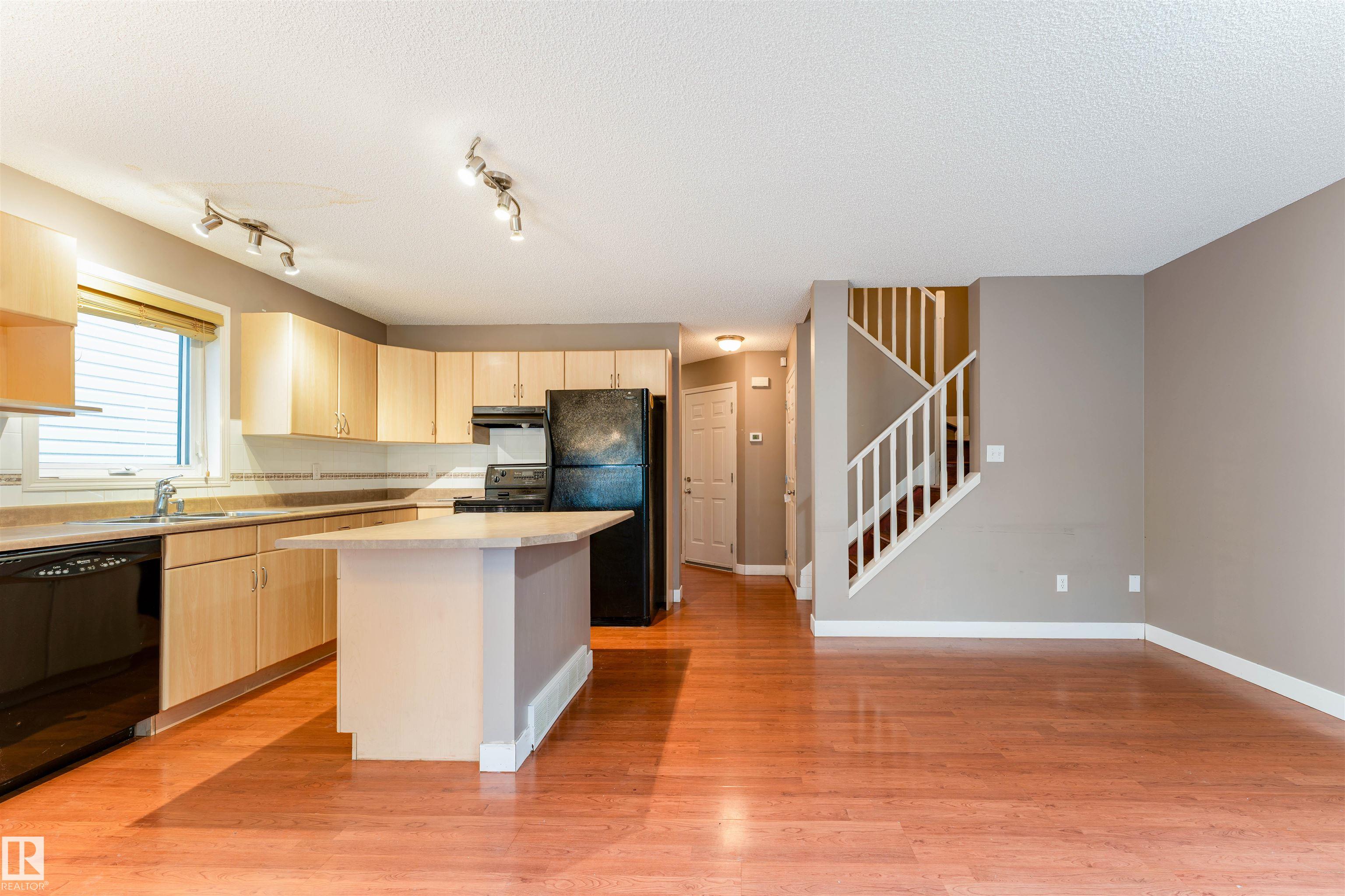 Photo 12 at 72 - 2021 Grantham Court NW, Glastonbury, Edmonton