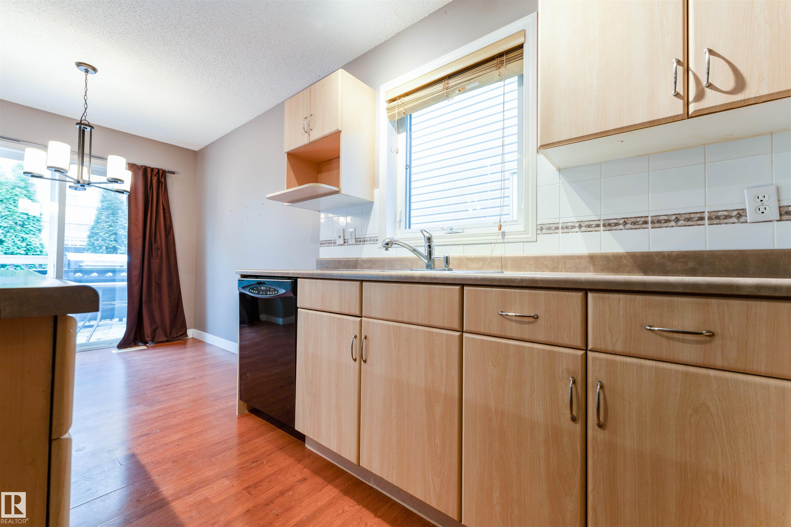 Photo 6 at 72 - 2021 Grantham Court NW, Glastonbury, Edmonton