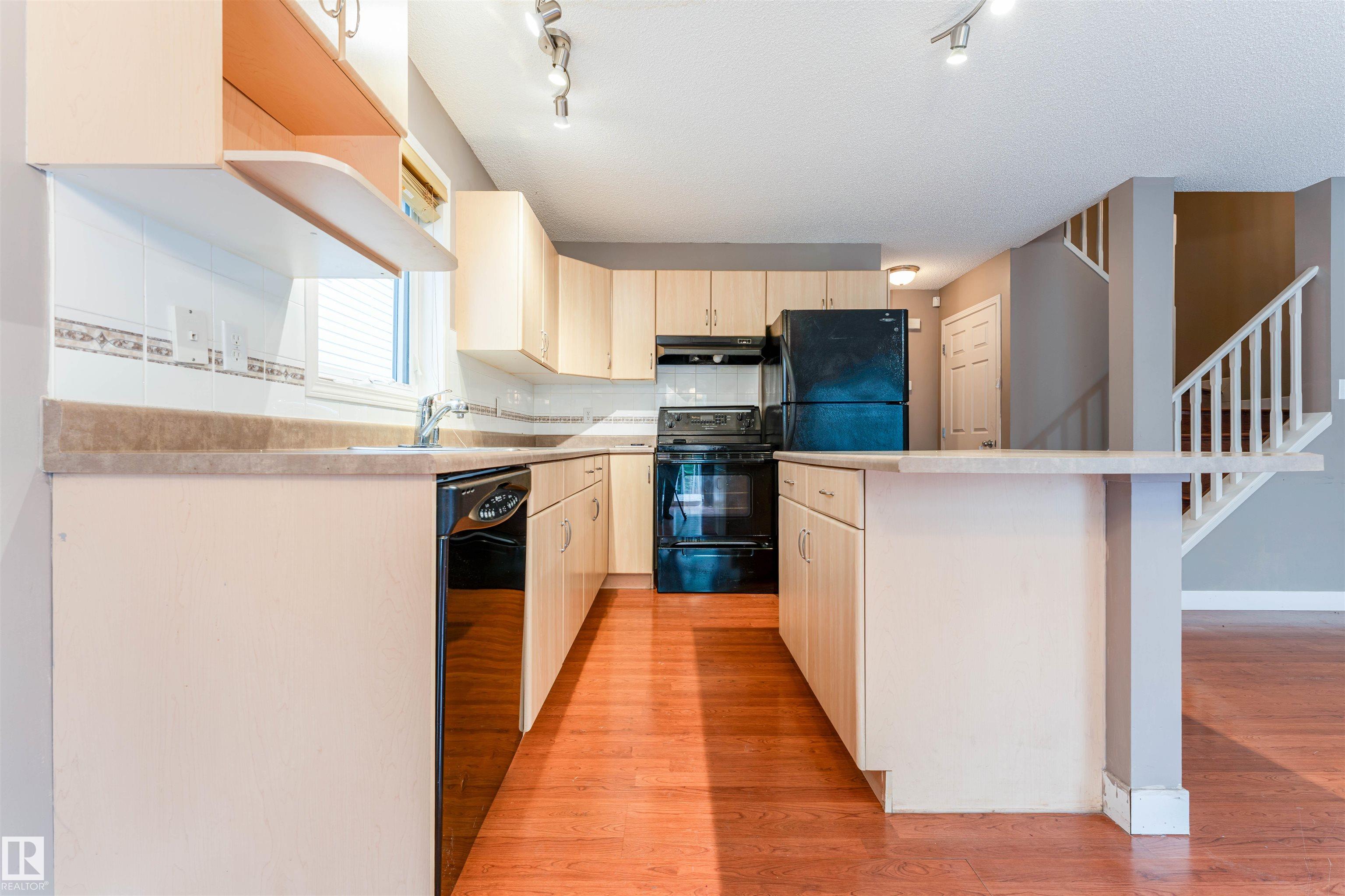 Photo 9 at 72 - 2021 Grantham Court NW, Glastonbury, Edmonton