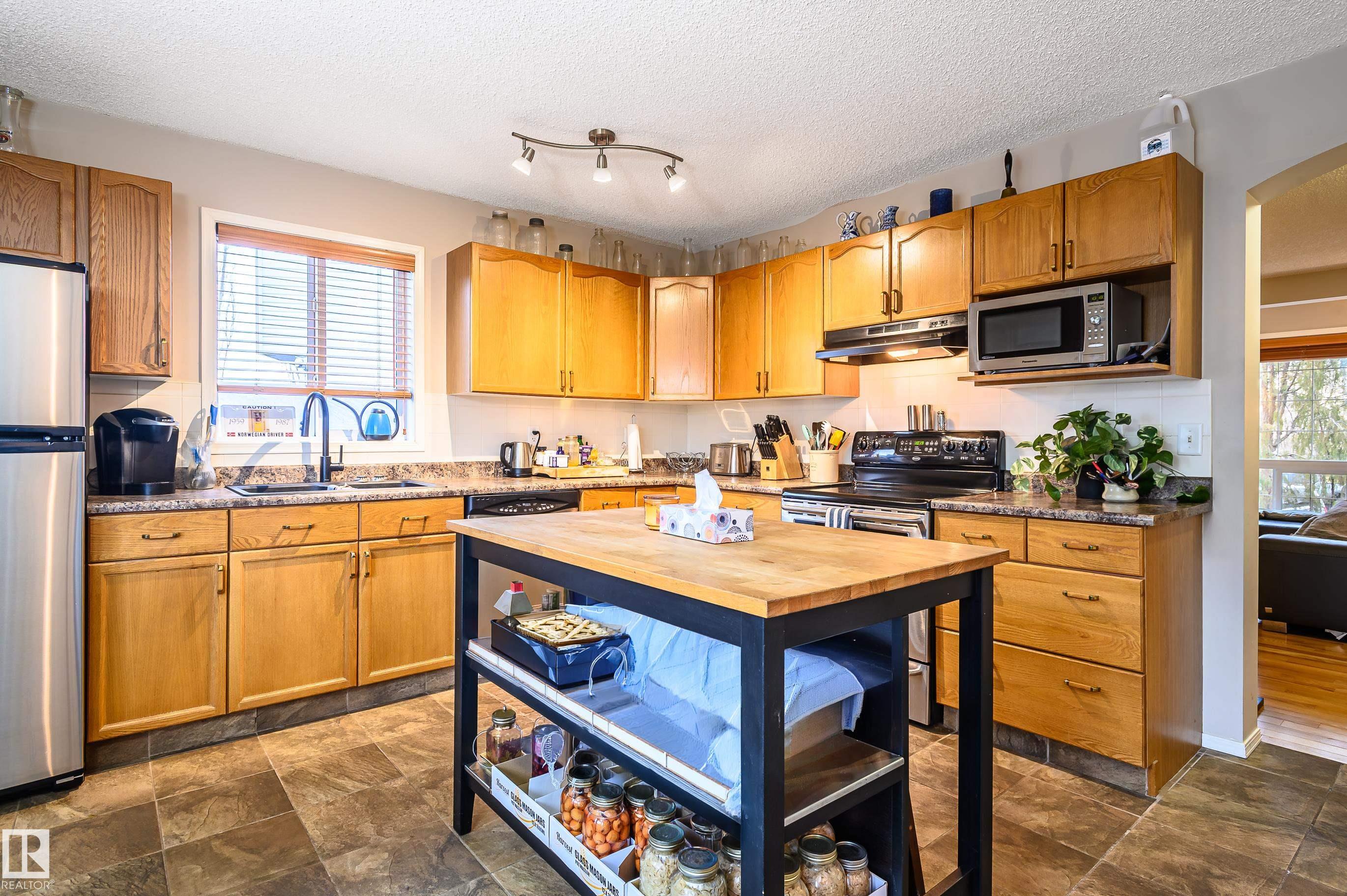 https://zimg.paragon.ice.com/ParagonImages/Property/PM/RAE/225396861/18/0/0/1479eb48cbdb76de3cb5b3c2e8015cc3/1/309931d0929c050162dbba07730c30c5/225396861-14ff6e45-59ae-427a-b5b0-23003796bb49.JPG