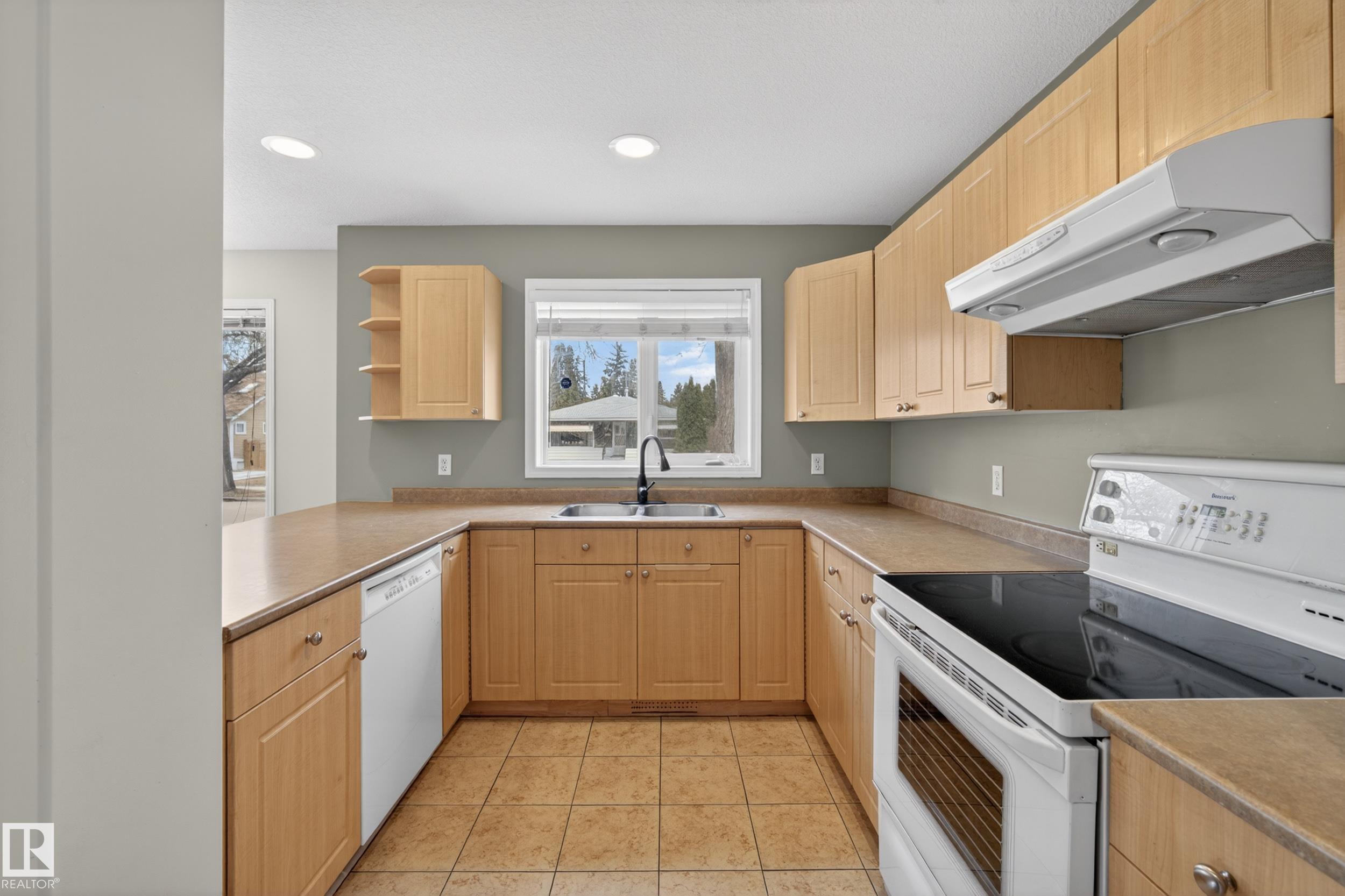 Photo 13 at 8721 88 Avenue NW, Bonnie Doon, Edmonton