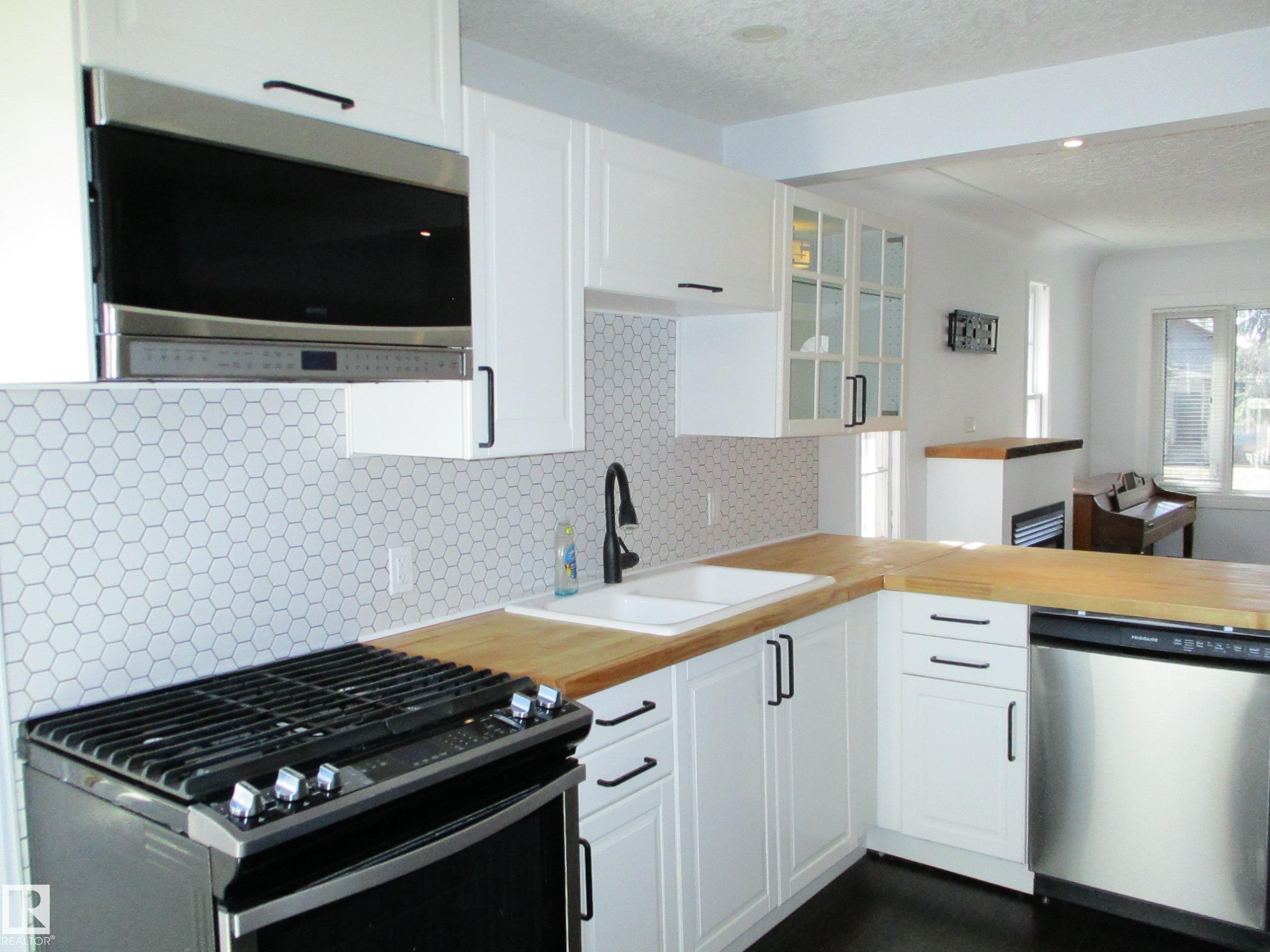 Photo 9 at 12115 64 Street NW, Montrose, Edmonton