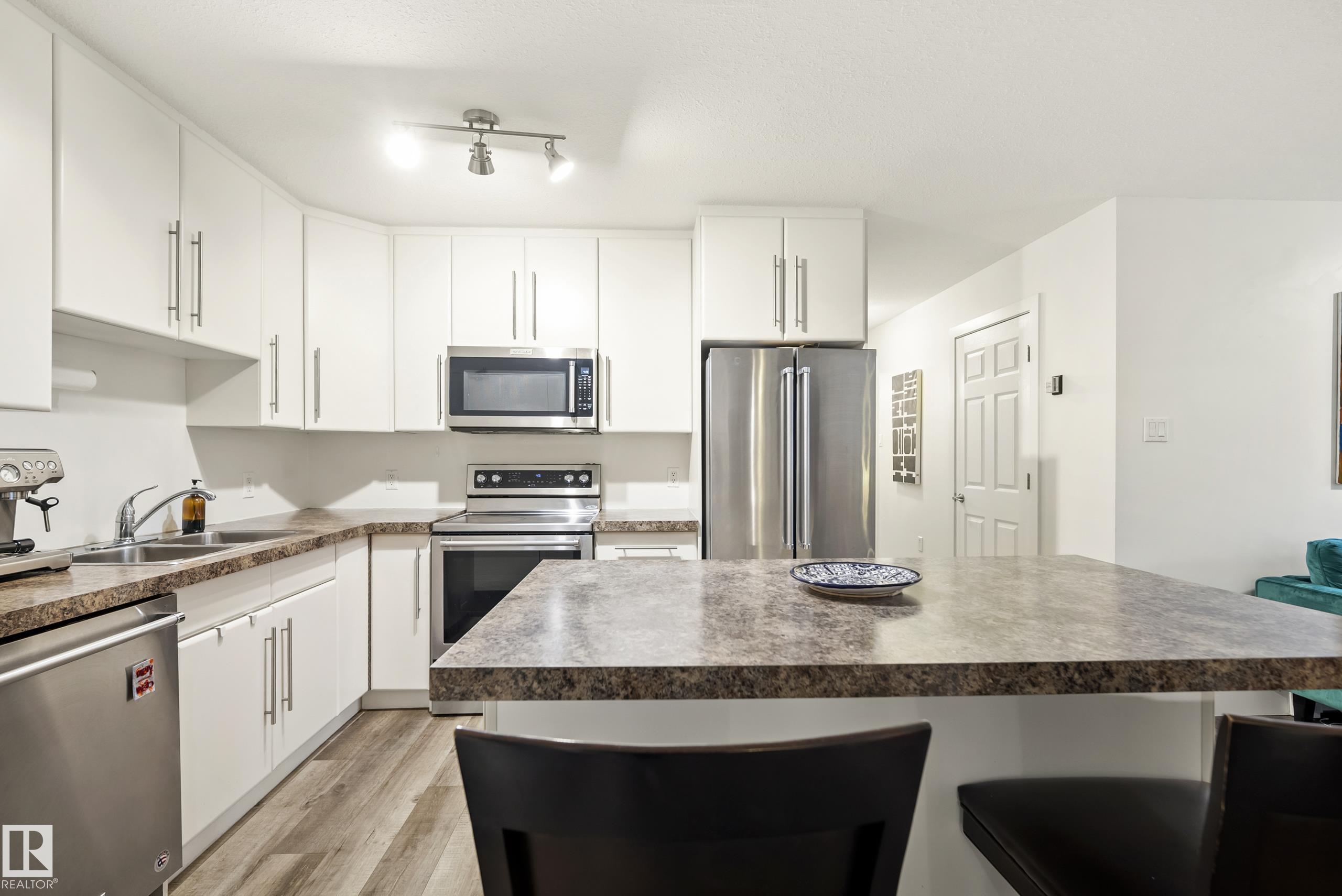 Photo 8 at 103 - 9715 110 Street NW, Wîhkwêntôwin, Edmonton