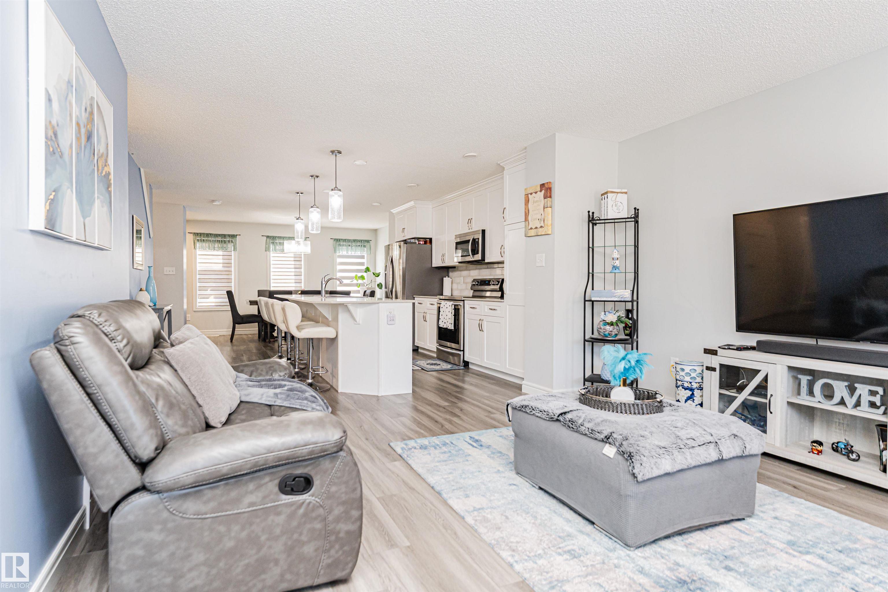 Photo 6 at 2051 Graydon Hill Crescent SW, Graydon Hill, Edmonton