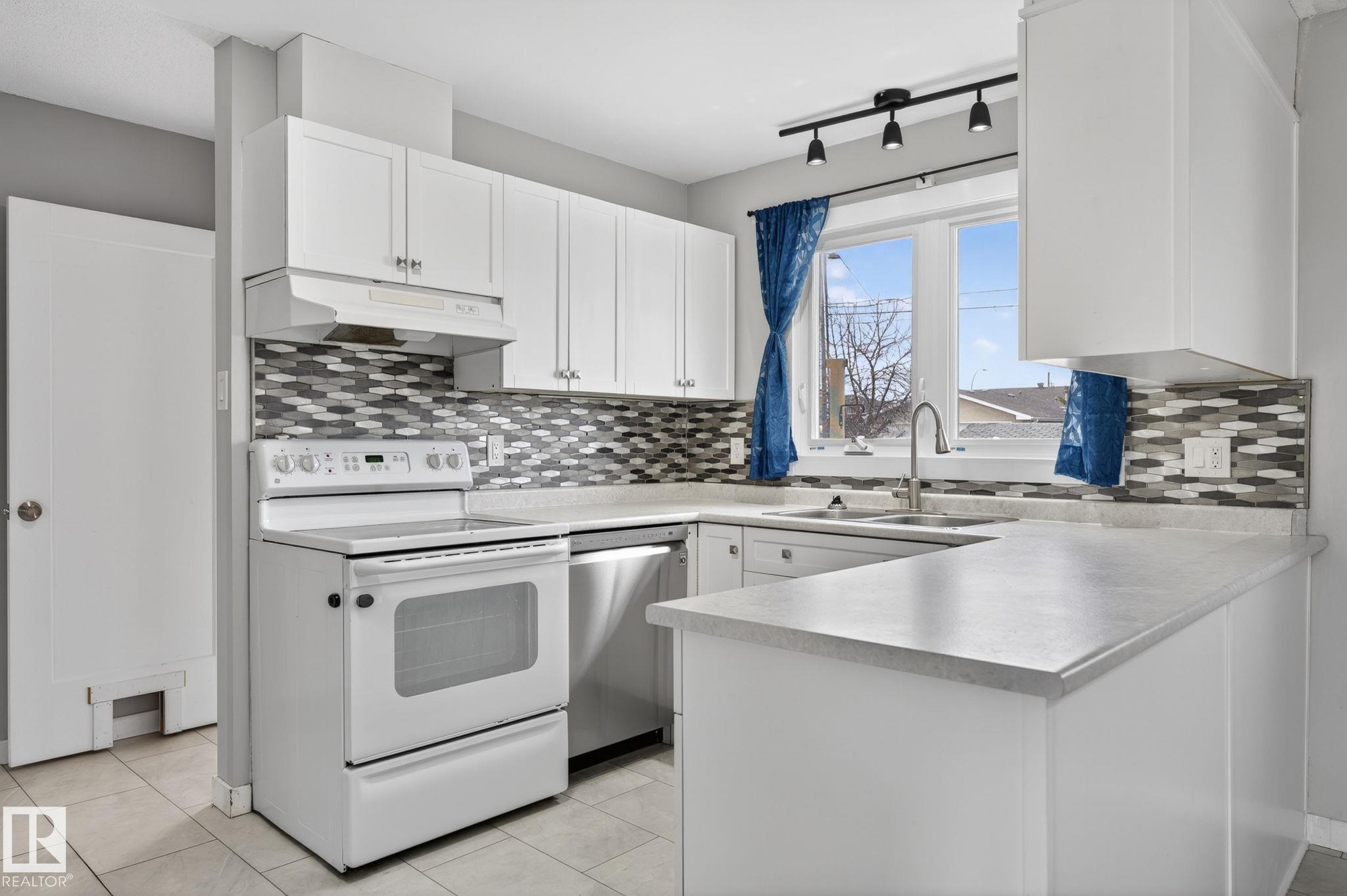 Photo 8 at 12404 50 Street NW, Newton, Edmonton