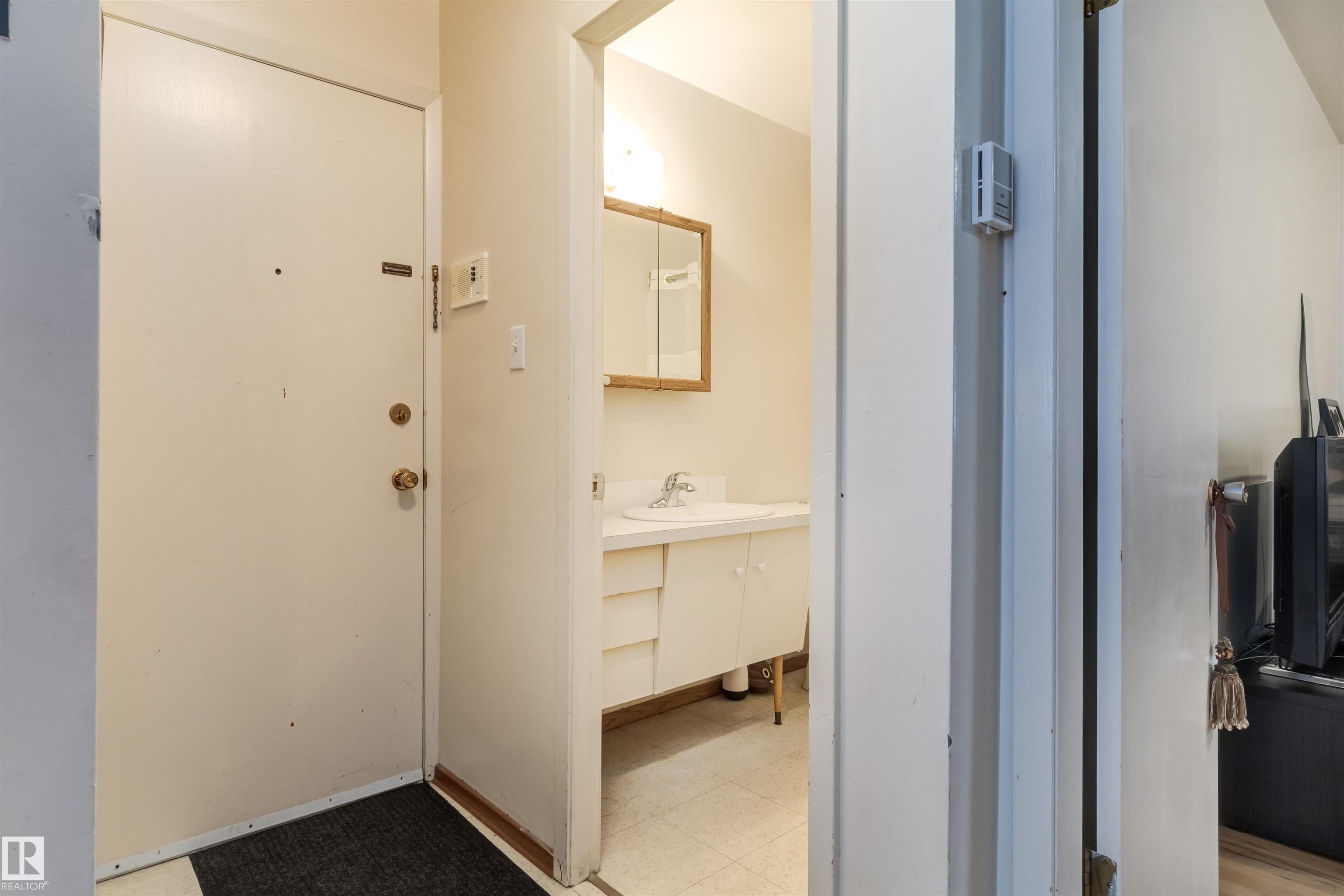 Photo 17 at 33 - 10230 122 Street NW, Wîhkwêntôwin, Edmonton