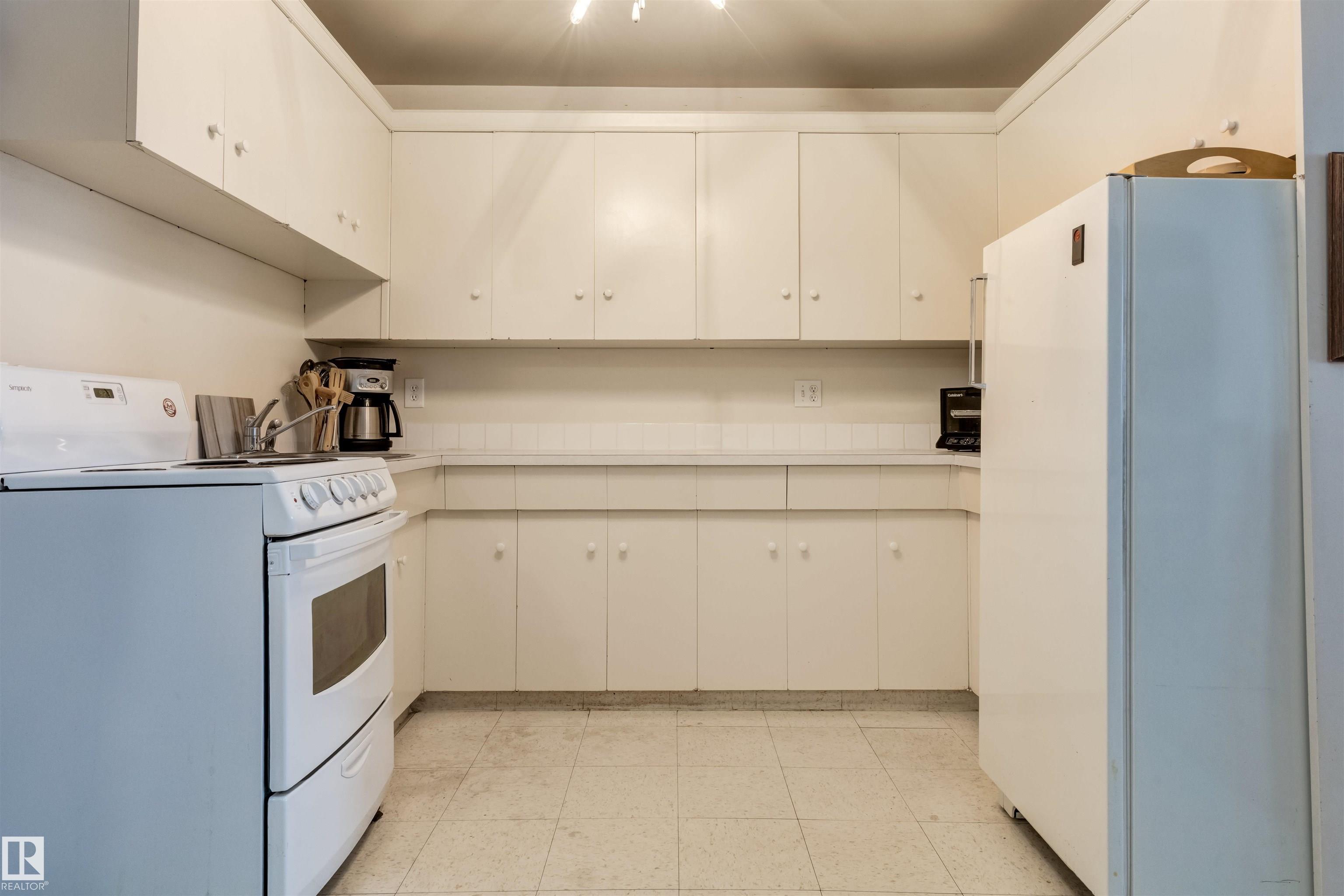 33 - 10230 122 Street NW, Wîhkwêntôwin, Edmonton