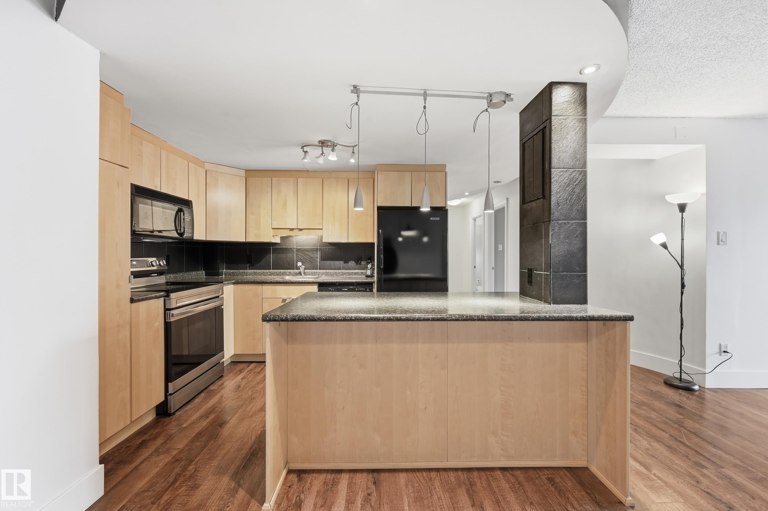 Photo 11 at 1003 - 9929 113 Street NW, Wîhkwêntôwin, Edmonton