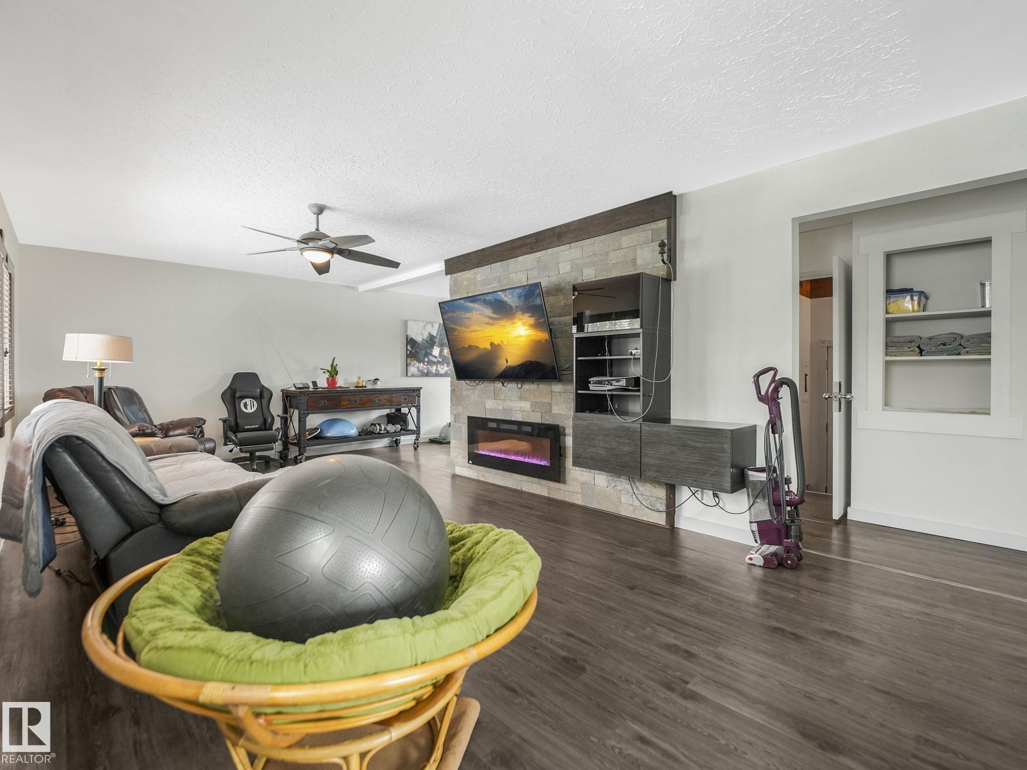 Photo 11 at 7607 70 Avenue NW, Avonmore, Edmonton