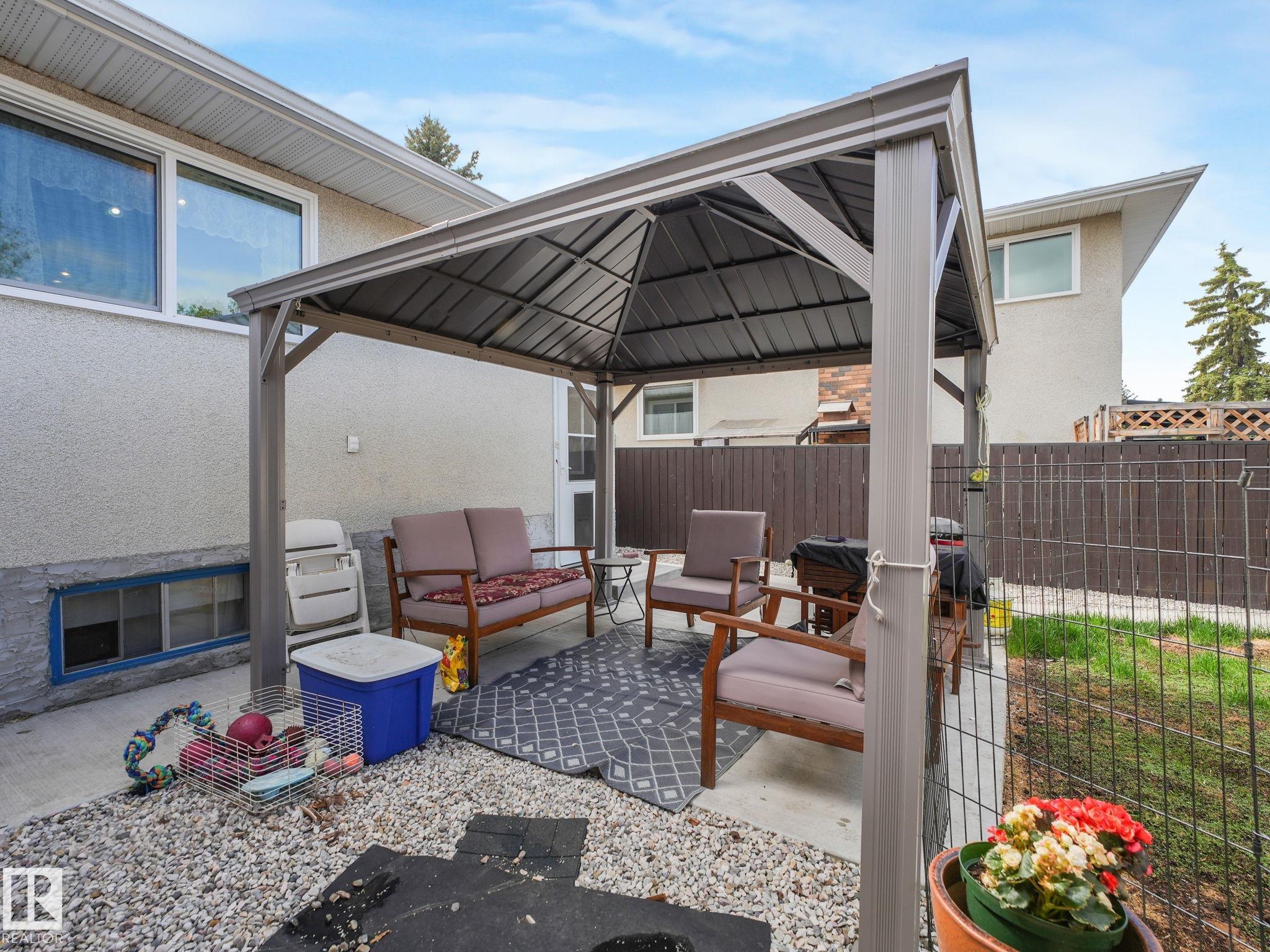 Photo 14 at 7120 39 Avenue NW, Michaels Park, Edmonton