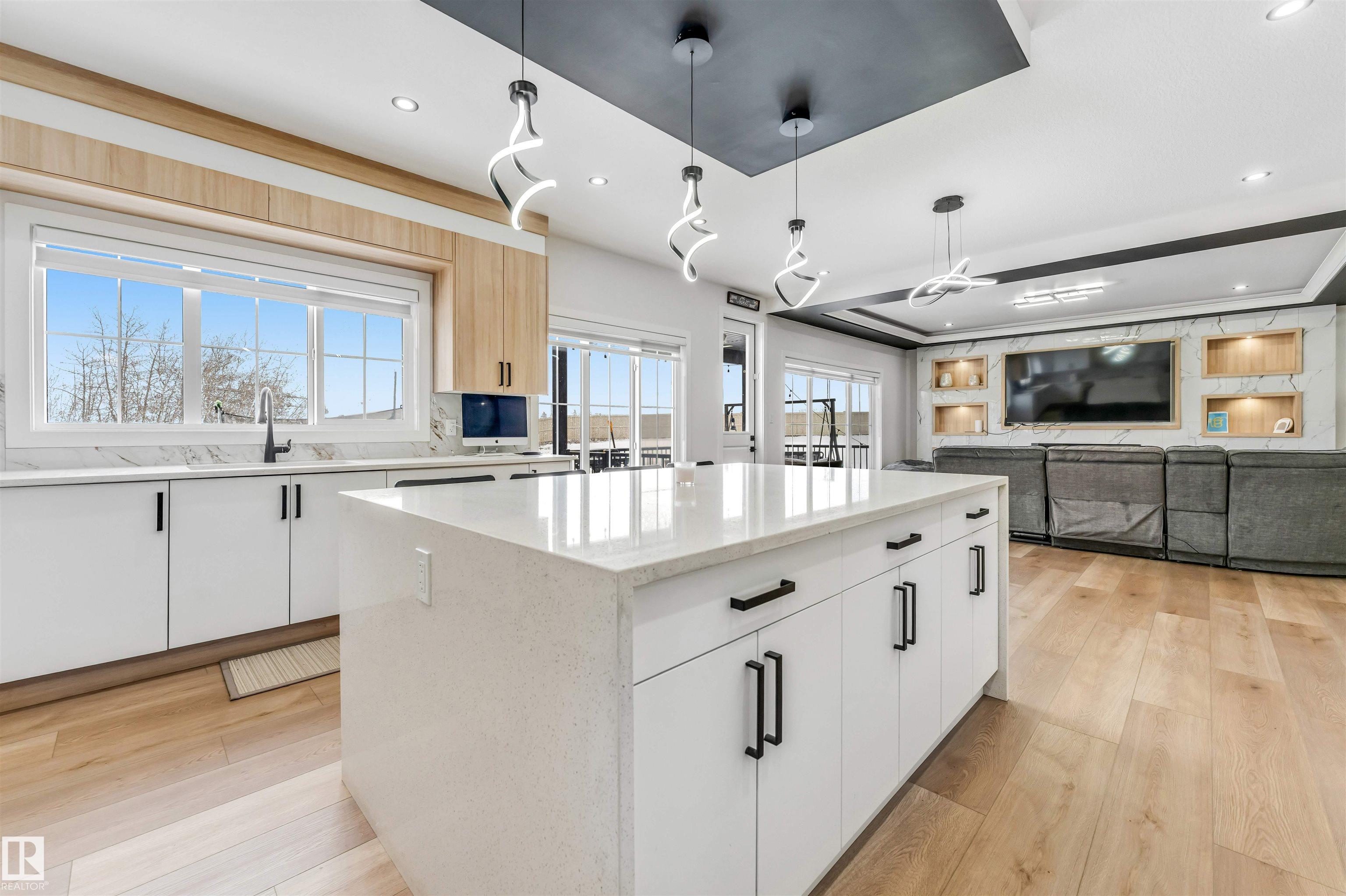 304 33 Avenue NW, Maple Crest, Edmonton