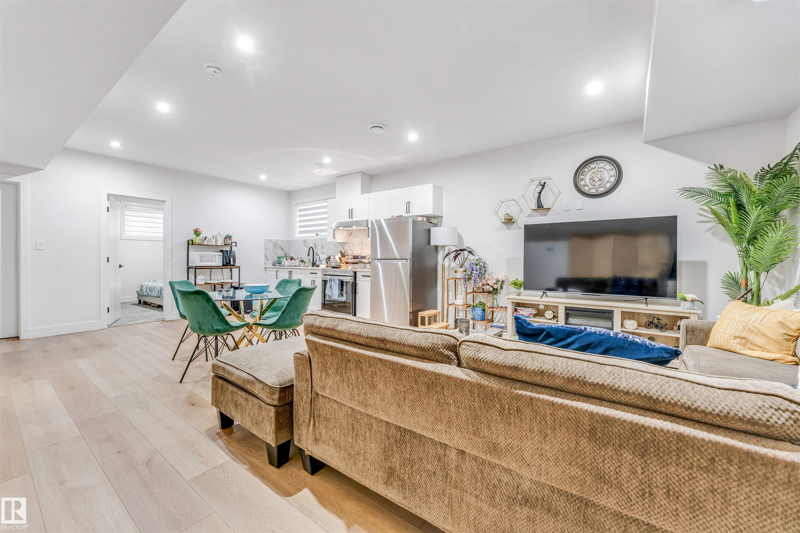 Photo 38 at 304 33 Avenue NW, Maple Crest, Edmonton