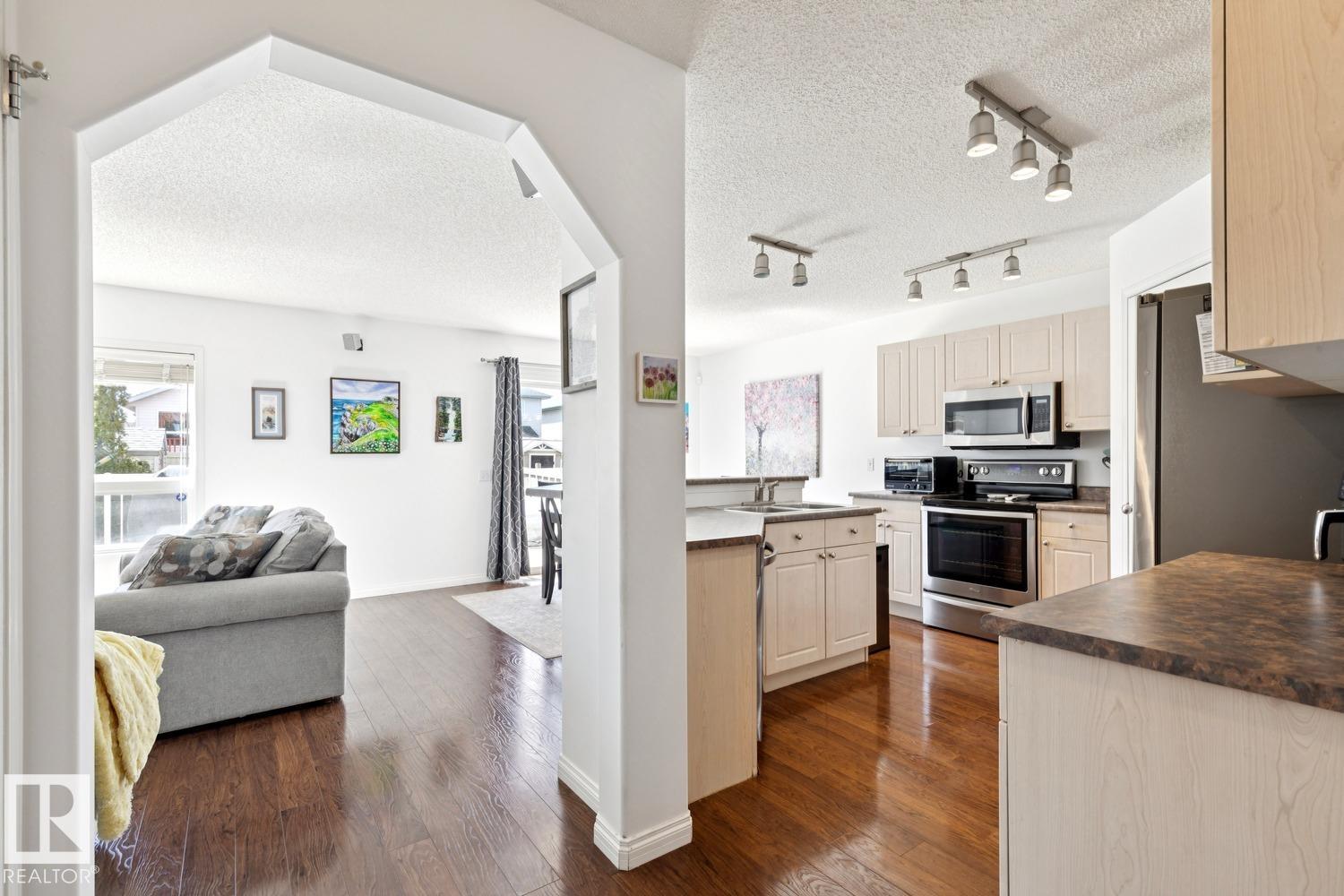 3219 30 Avenue NW, Silver Berry, Edmonton