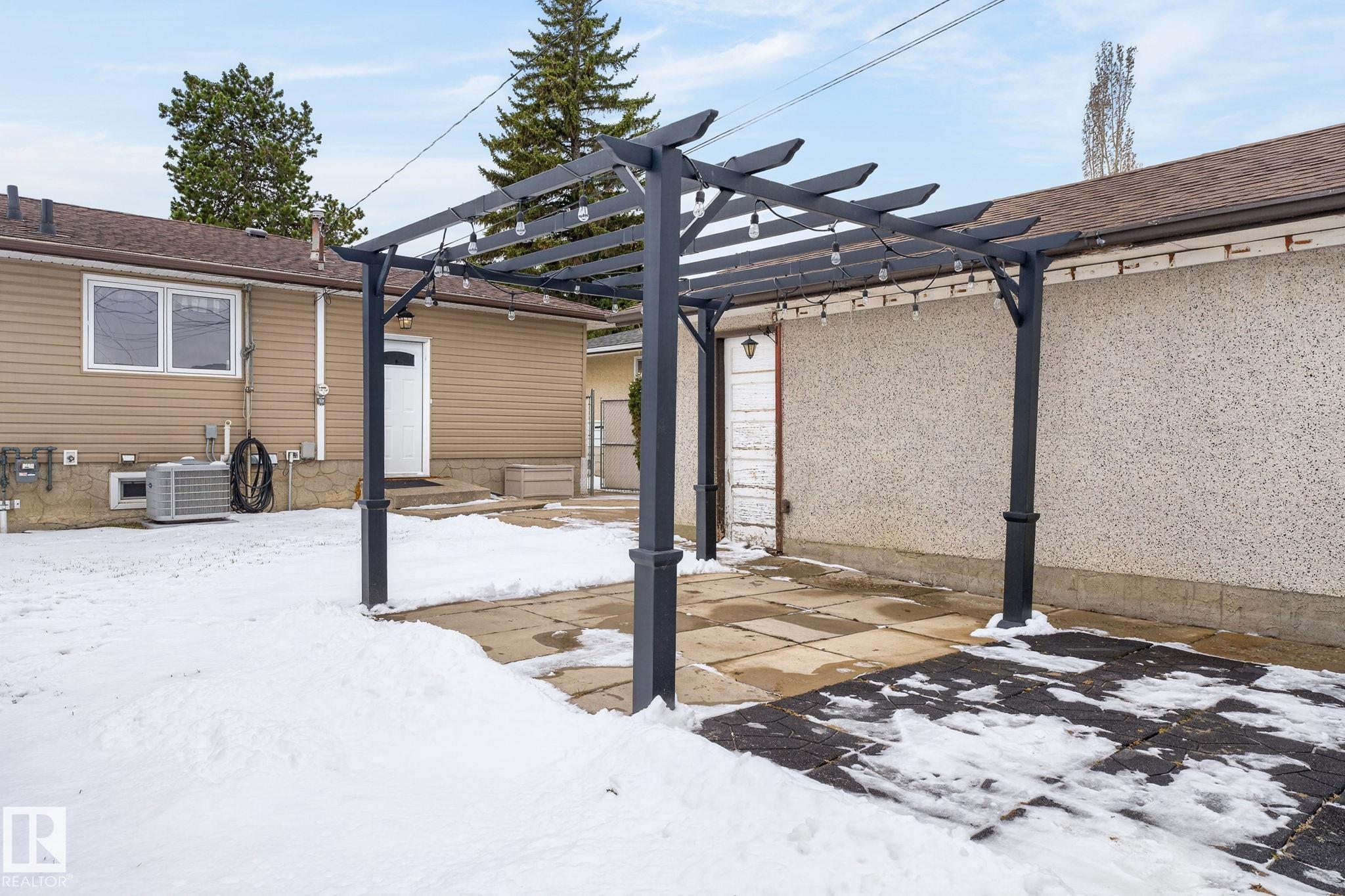 Photo 11 at 9112 130 Avenue NW, Killarney, Edmonton
