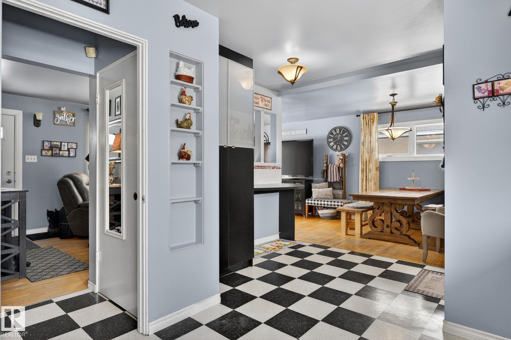 Photo 34 at 9112 130 Avenue NW, Killarney, Edmonton