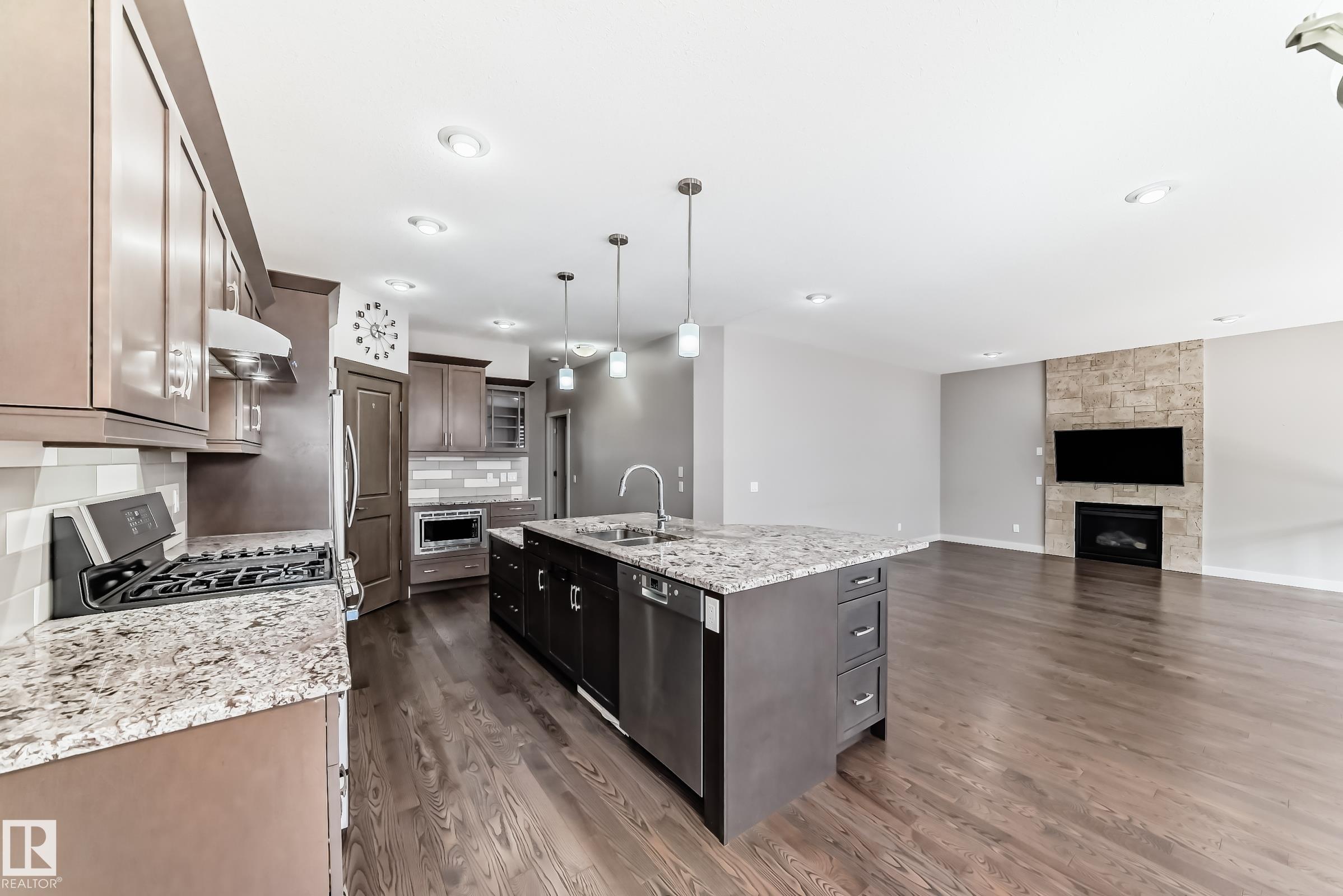 https://zimg.paragon.ice.com/ParagonImages/Property/PM/RAE/225397228/10/0/0/237c5712093a49756f274f67f95a2c44/1/7a303286c7b75c4d911d13b20ff480cd/225397228-b964317e-b562-40bd-96e6-5608aeb30db0.JPG