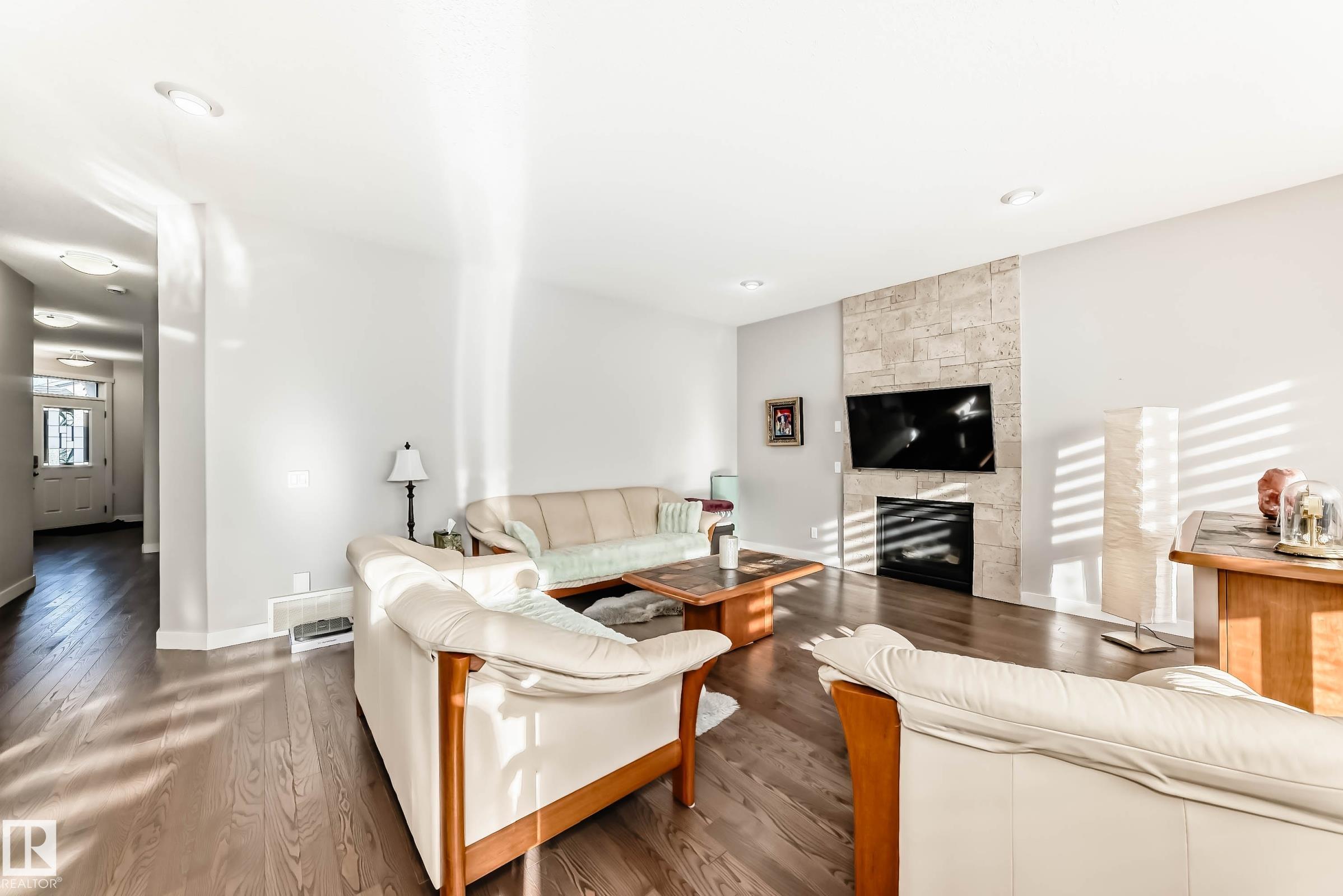 https://zimg.paragon.ice.com/ParagonImages/Property/PM/RAE/225397228/18/0/0/98f9d7b3712672487790c209497dbf00/1/7a303286c7b75c4d911d13b20ff480cd/225397228-E5CC55AB-AF51-4CA3-B9FD-1271E6D0DA67.JPG
