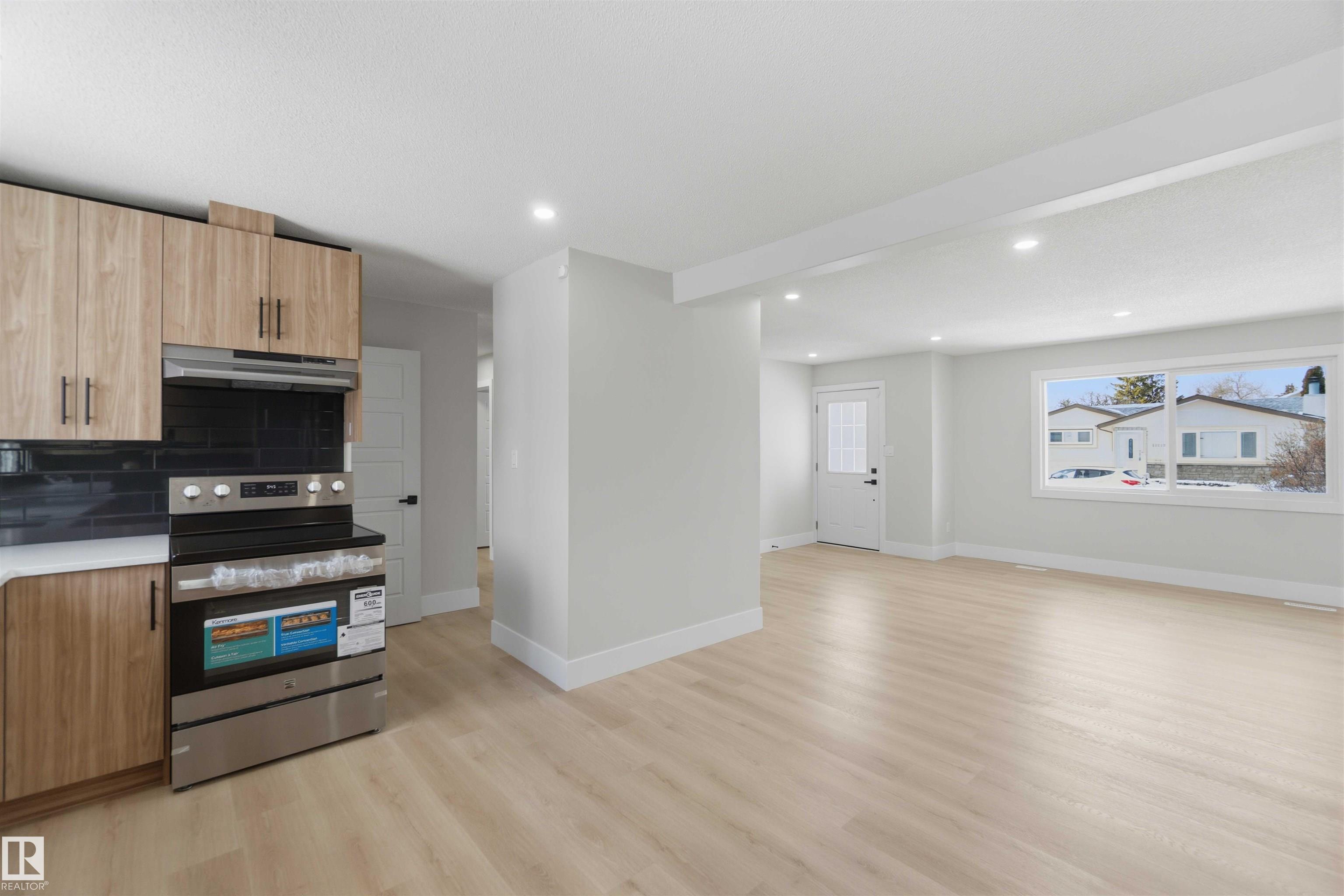 Photo 13 at 15015 95 Street NW, Evansdale, Edmonton