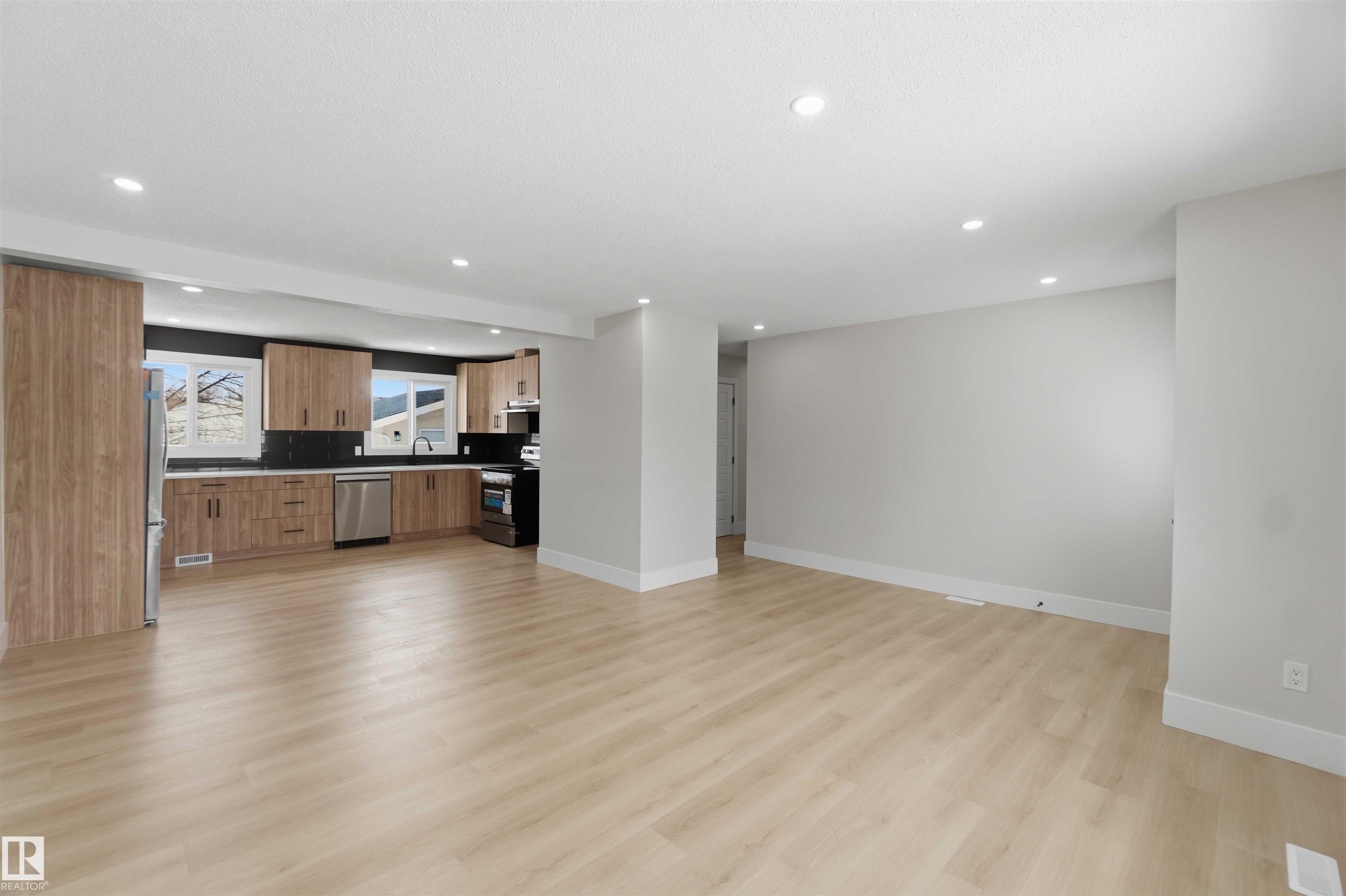 Photo 15 at 15015 95 Street NW, Evansdale, Edmonton