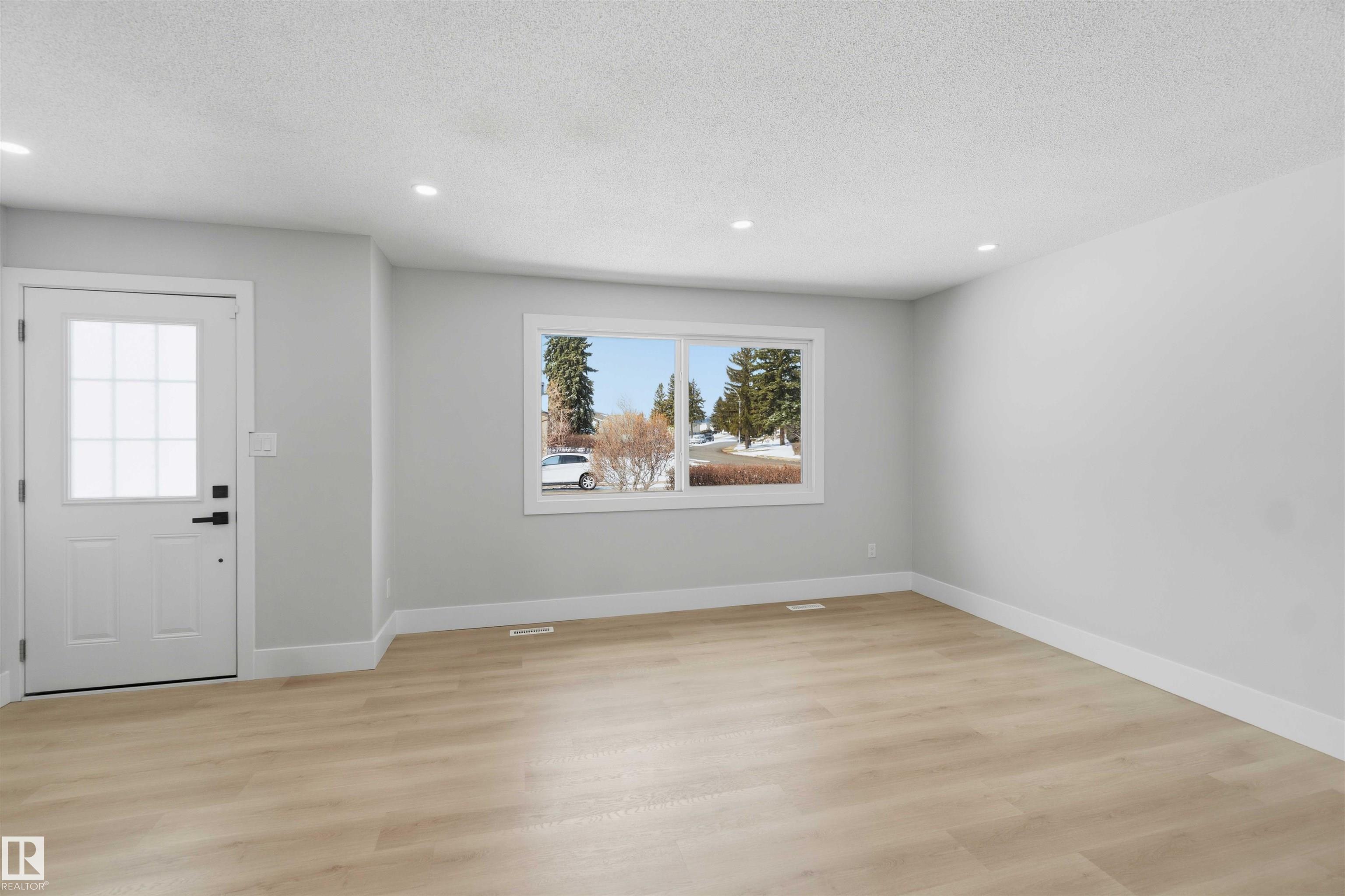 Photo 10 at 15015 95 Street NW, Evansdale, Edmonton