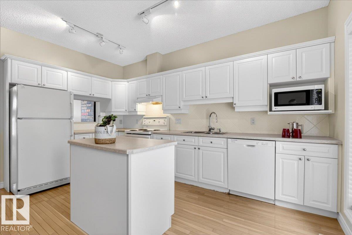 Photo 17 at 34 - 10235 111 Street NW, Downtown, Edmonton