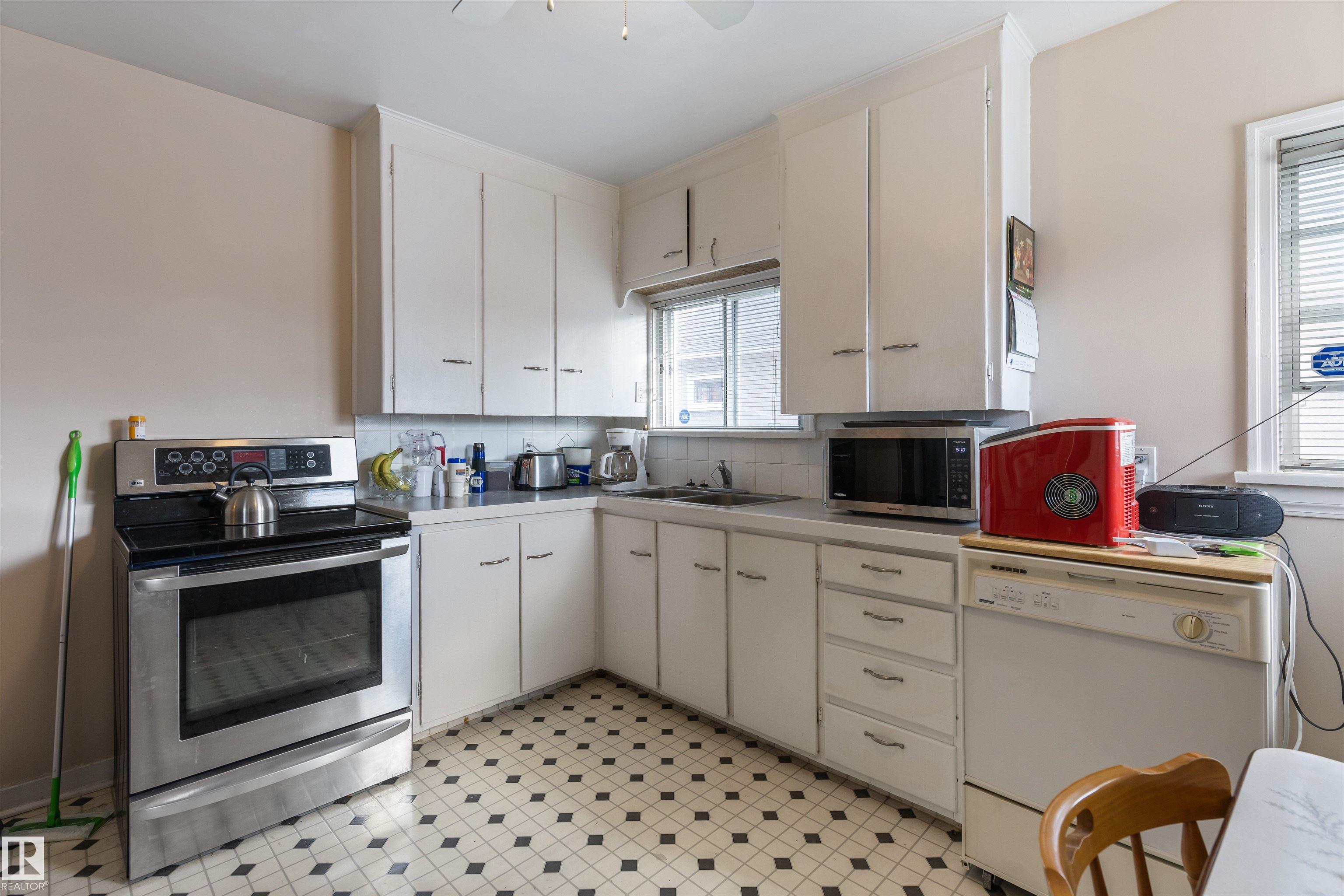 Photo 7 at 10838 110 Street NW, Queen Mary Park, Edmonton