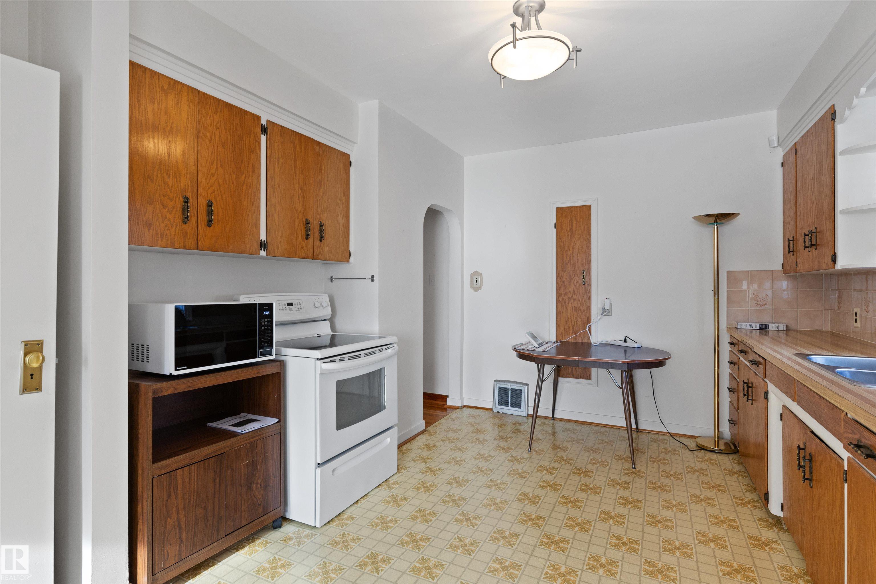 Photo 11 at 10842 110 Street NW, Queen Mary Park, Edmonton