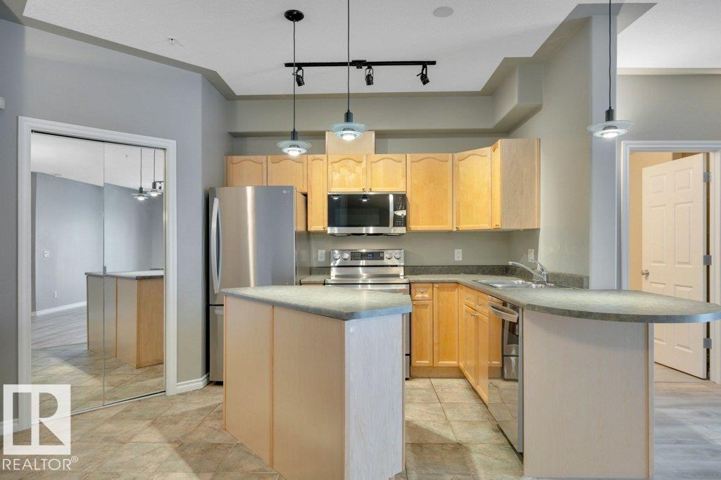 Photo 9 at 203 - 10046 110 Street NW, Wîhkwêntôwin, Edmonton