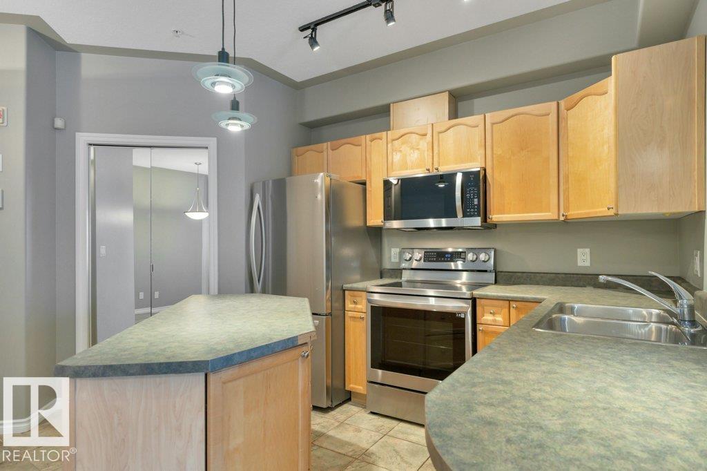 Photo 10 at 203 - 10046 110 Street NW, Wîhkwêntôwin, Edmonton