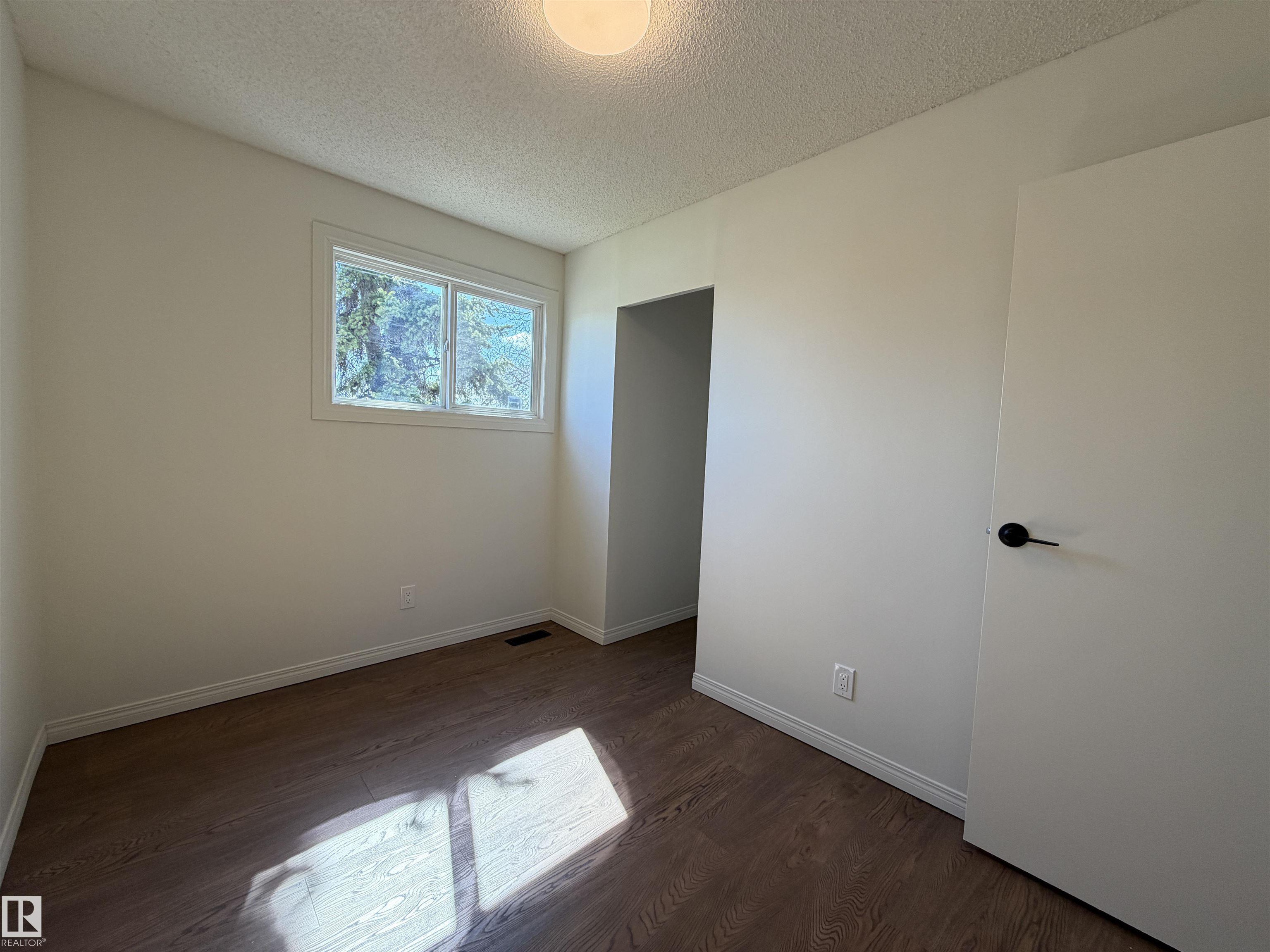 Photo 14 at 404 Hermitage Road NW, Homesteader, Edmonton